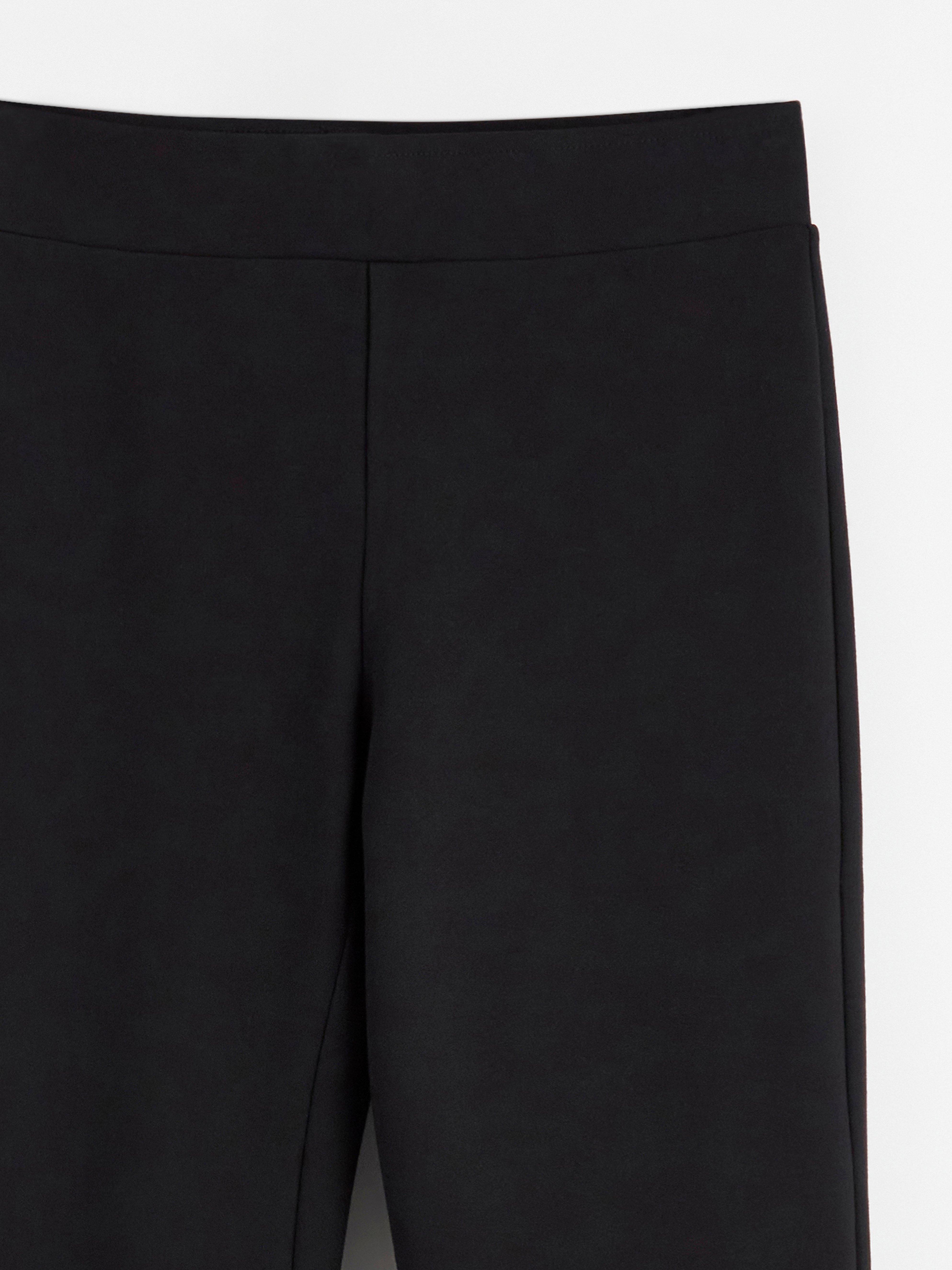 Calça cropped flare preta