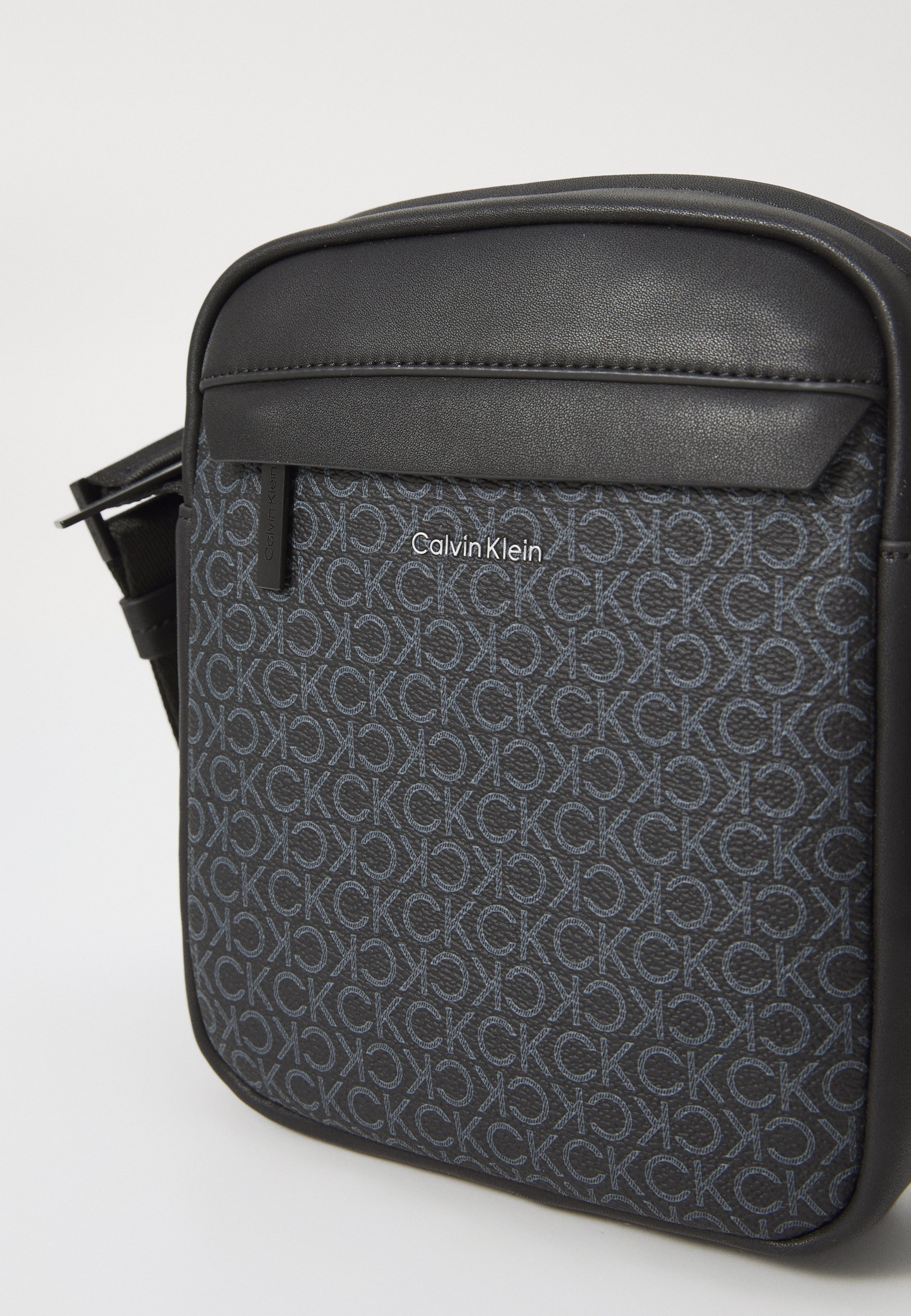 Calvin Klein MUST MONO REPORTER S - Torebka typu crossbody - czarna
