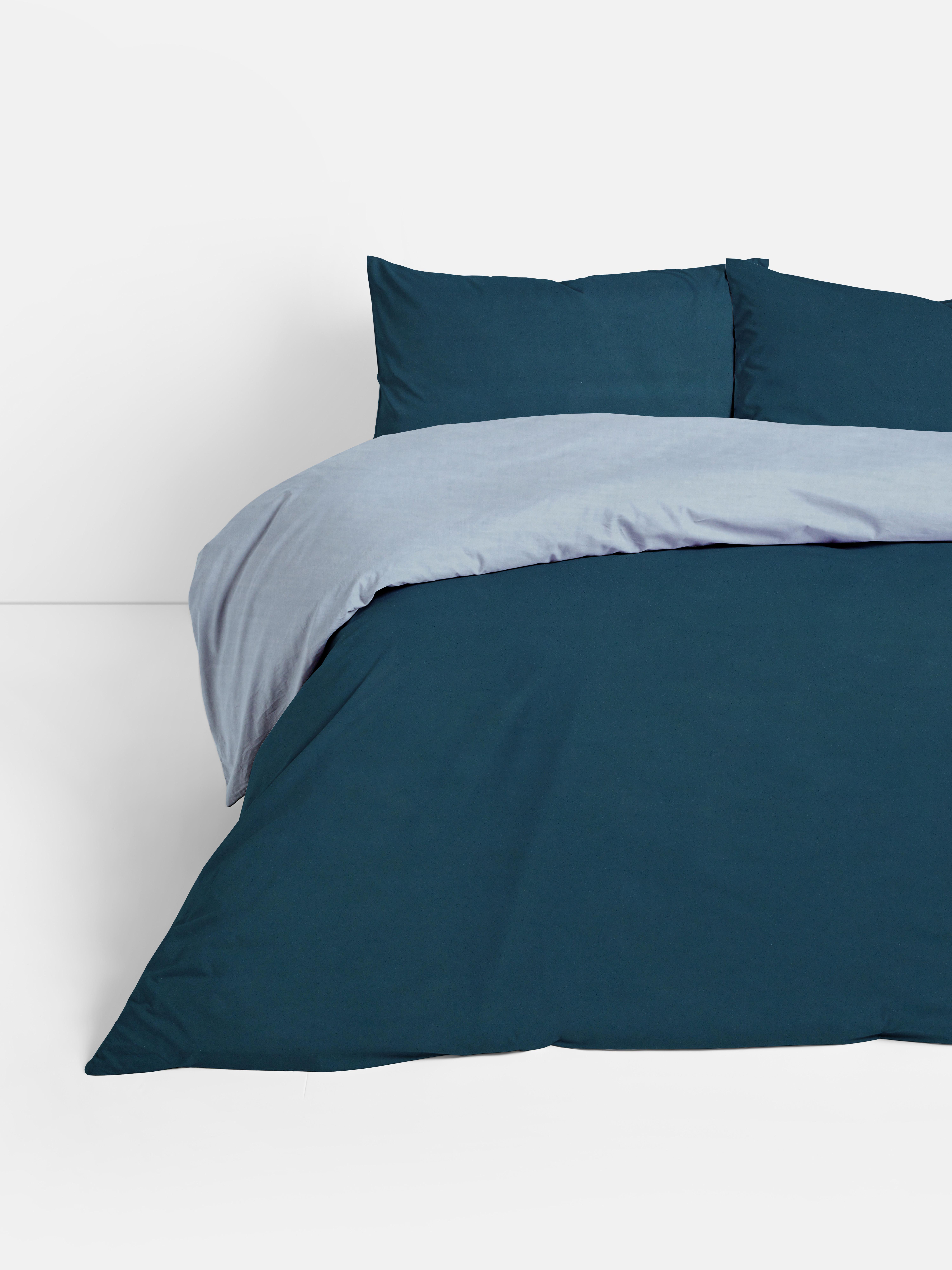 Set de husă de pilotă reversibilă king-size, în două culori. O husă de pilotă king-size cu design reversibil în două culori.