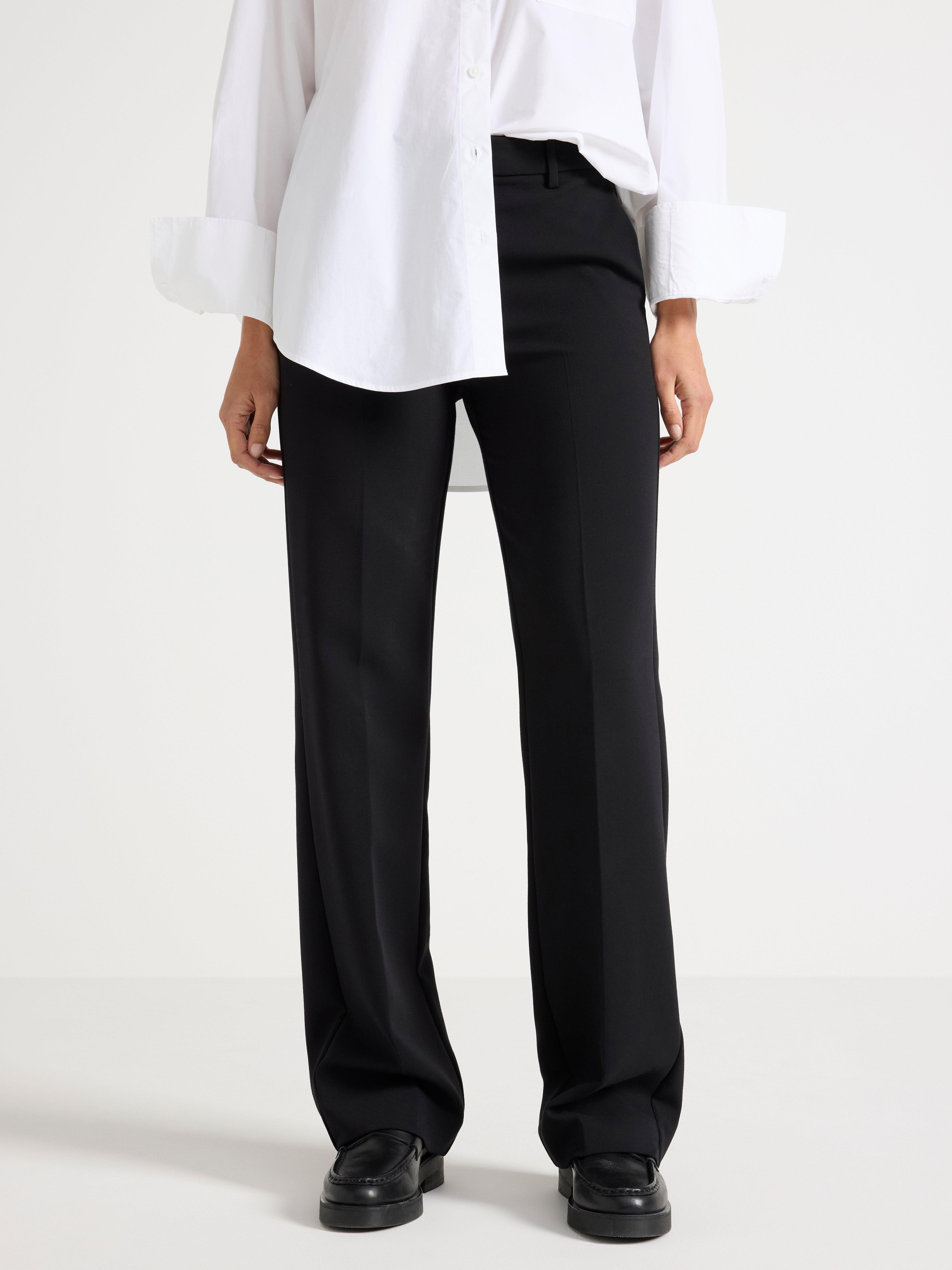 Pantalones NOOR de pierna extralarga en color negro.