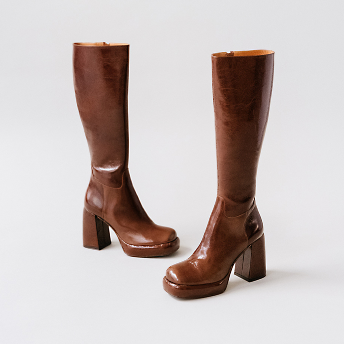Bottes à talons et plateformes  en cuir brillant marron