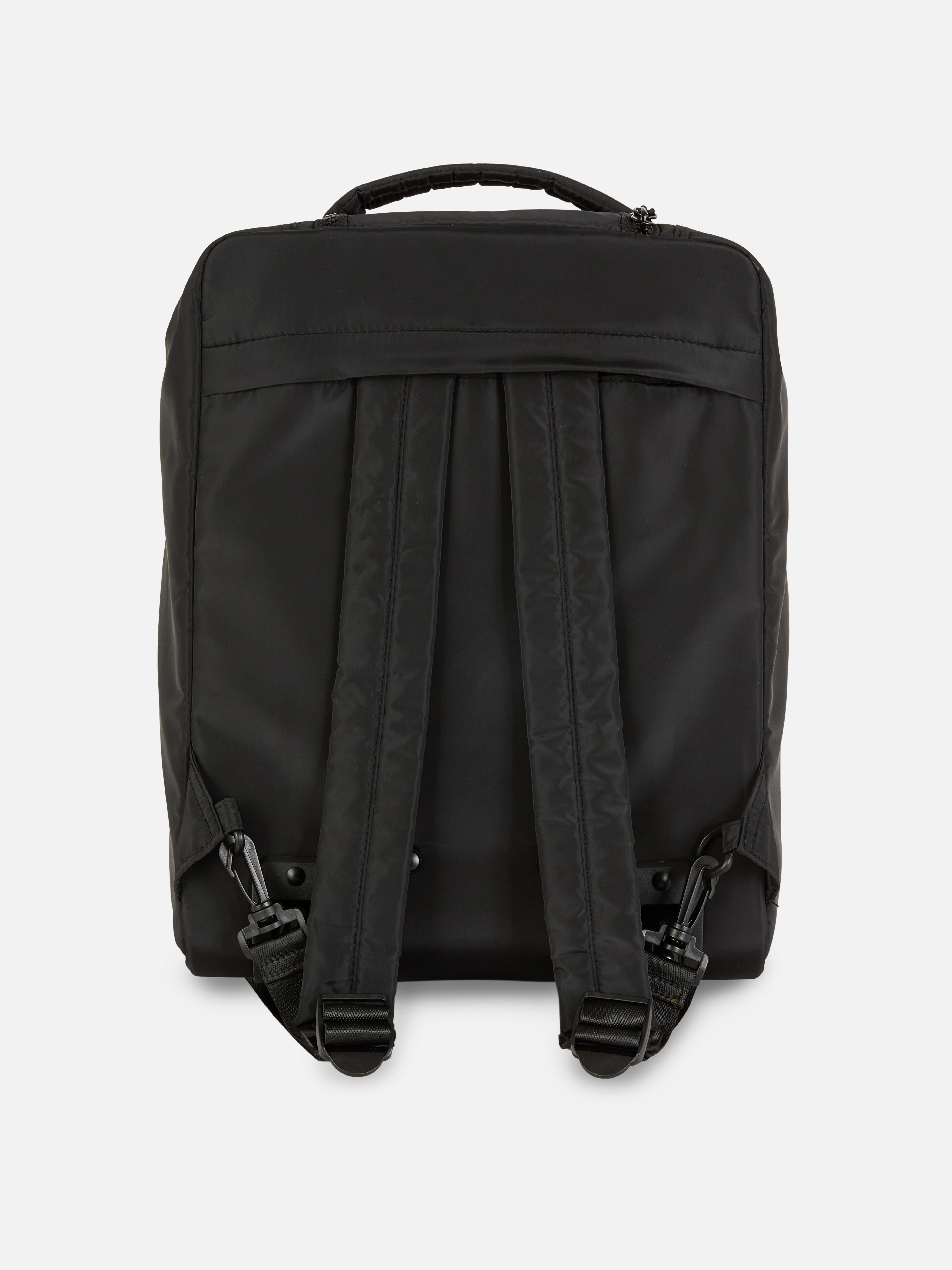 Rucsac tip troleu Un rucsac tip troleu cu compartimente multiple de depozitare, plus un mâner extensibil și roți