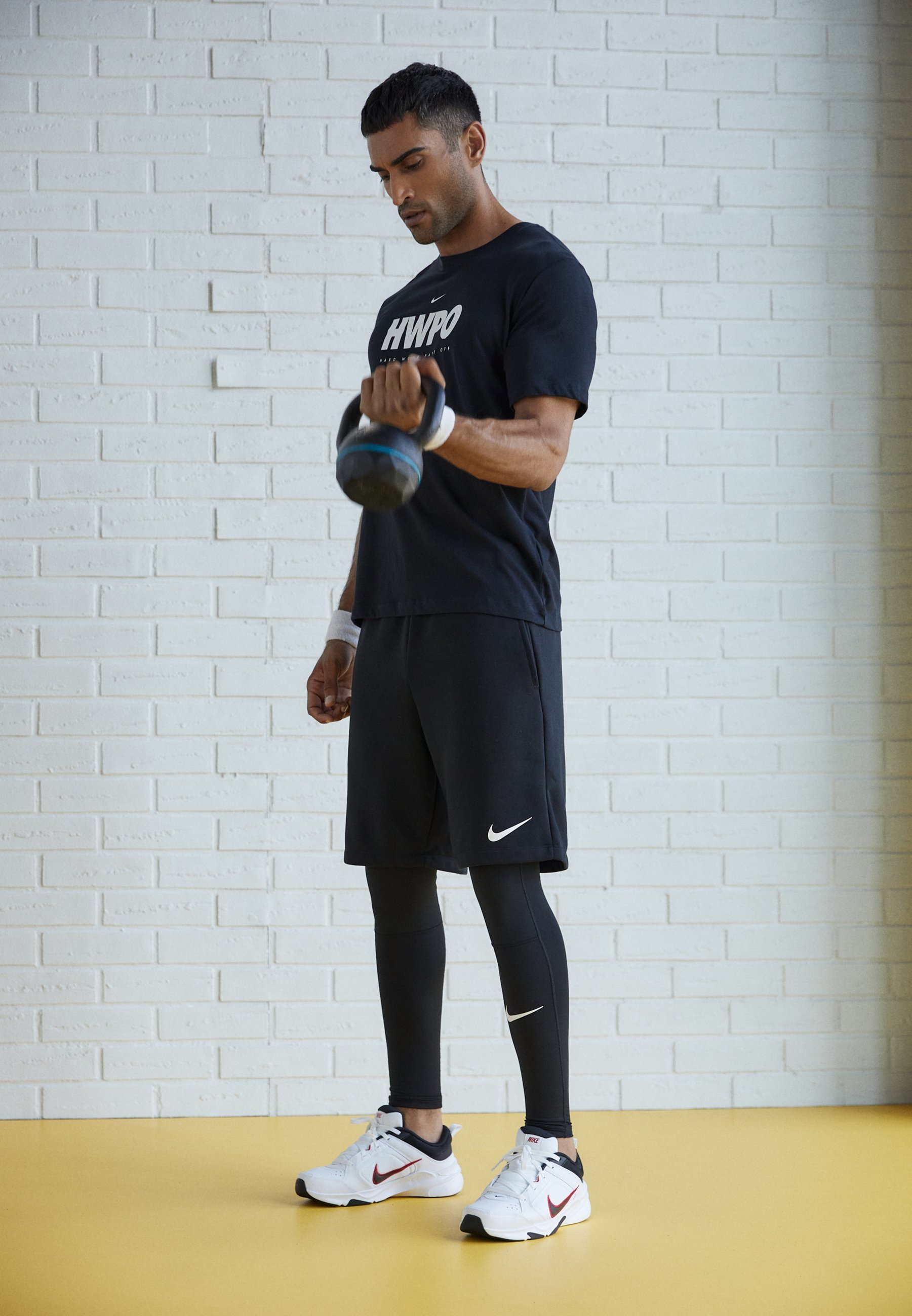 Nike Performance DEFY ALL DAY - Chaussure d'entraînement - blanc/noir/marron moyen/gris granuleux