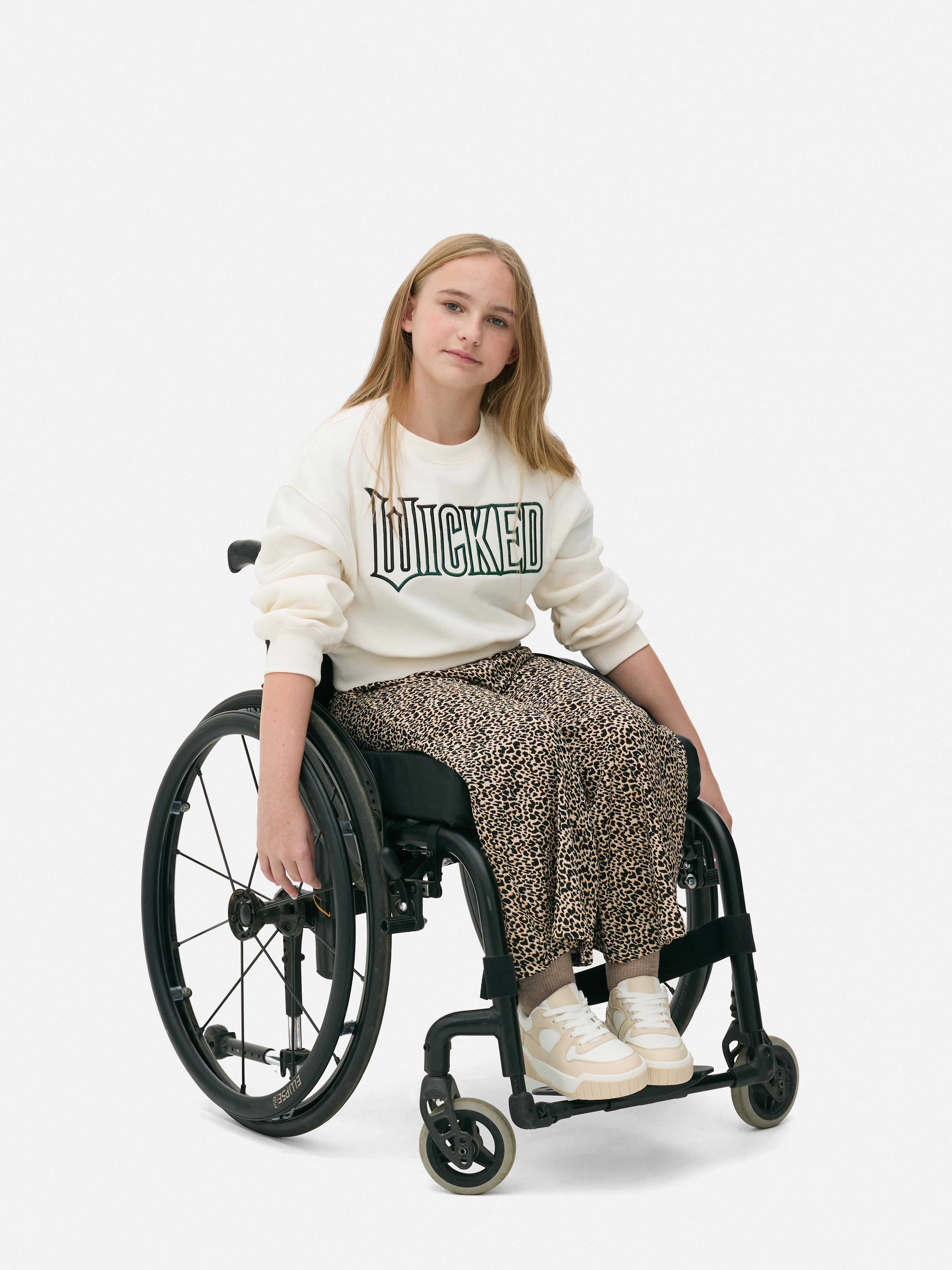 Hanorac Wicked x Primark Defy Gravity Un hanorac scurt cu guler rotund și text Defy Gravity