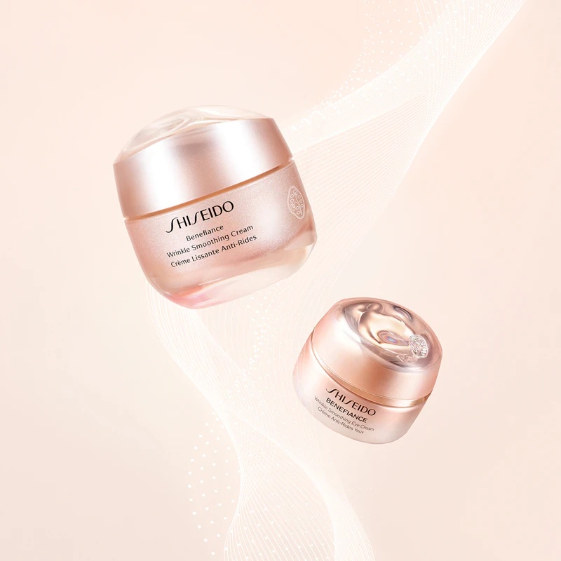 „Shiseido Benefiance Wrinkle Smoothing Eye Cream“ – maitinamasis paakių kremas, mažinantis raukšles.