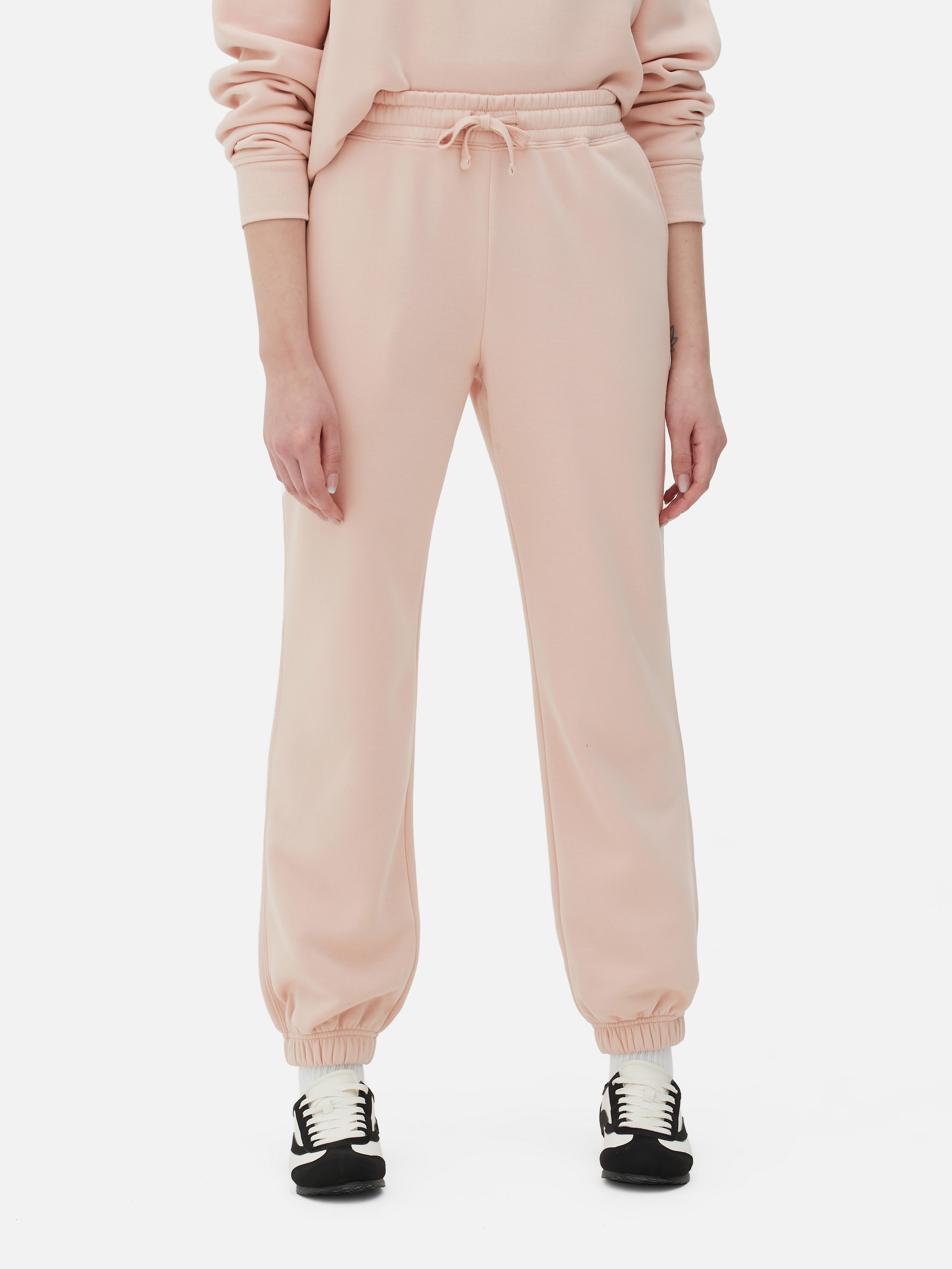 Pantaloni de jogging simpli cu croială regulată. Acești pantaloni de jogging cu manșete până la gleznă sunt indispensabili în garderoba ta casual.