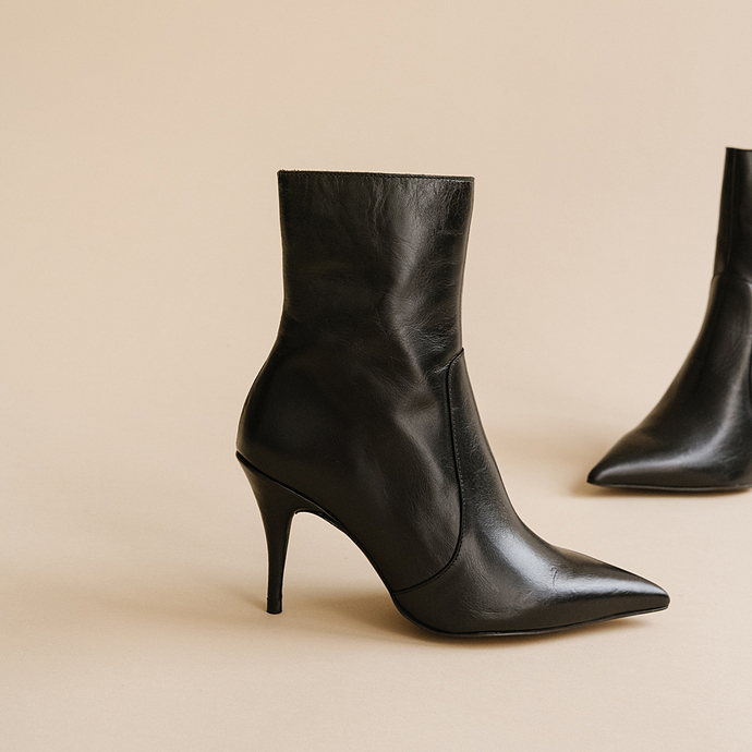 Bottines à talons et bouts pointus  en cuir vielli noir