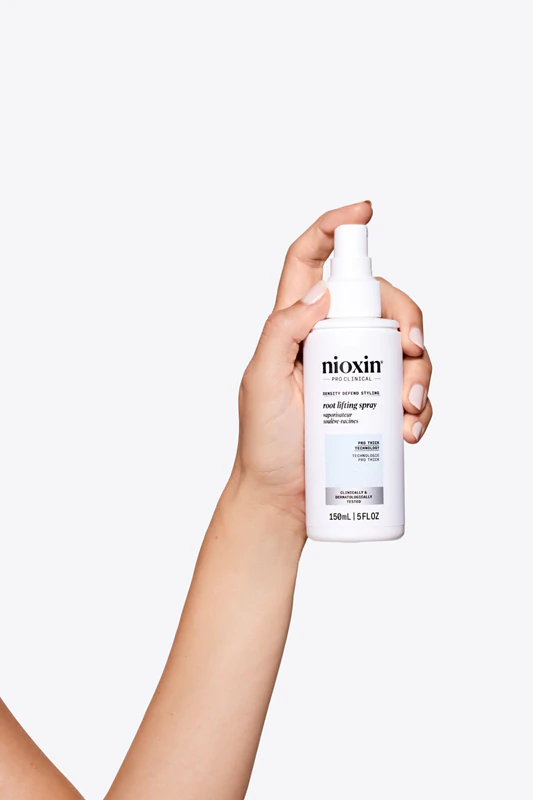 Spray volumizador Nioxin Density Defend Styling Root Lifting para cabelos com aparência impecável.