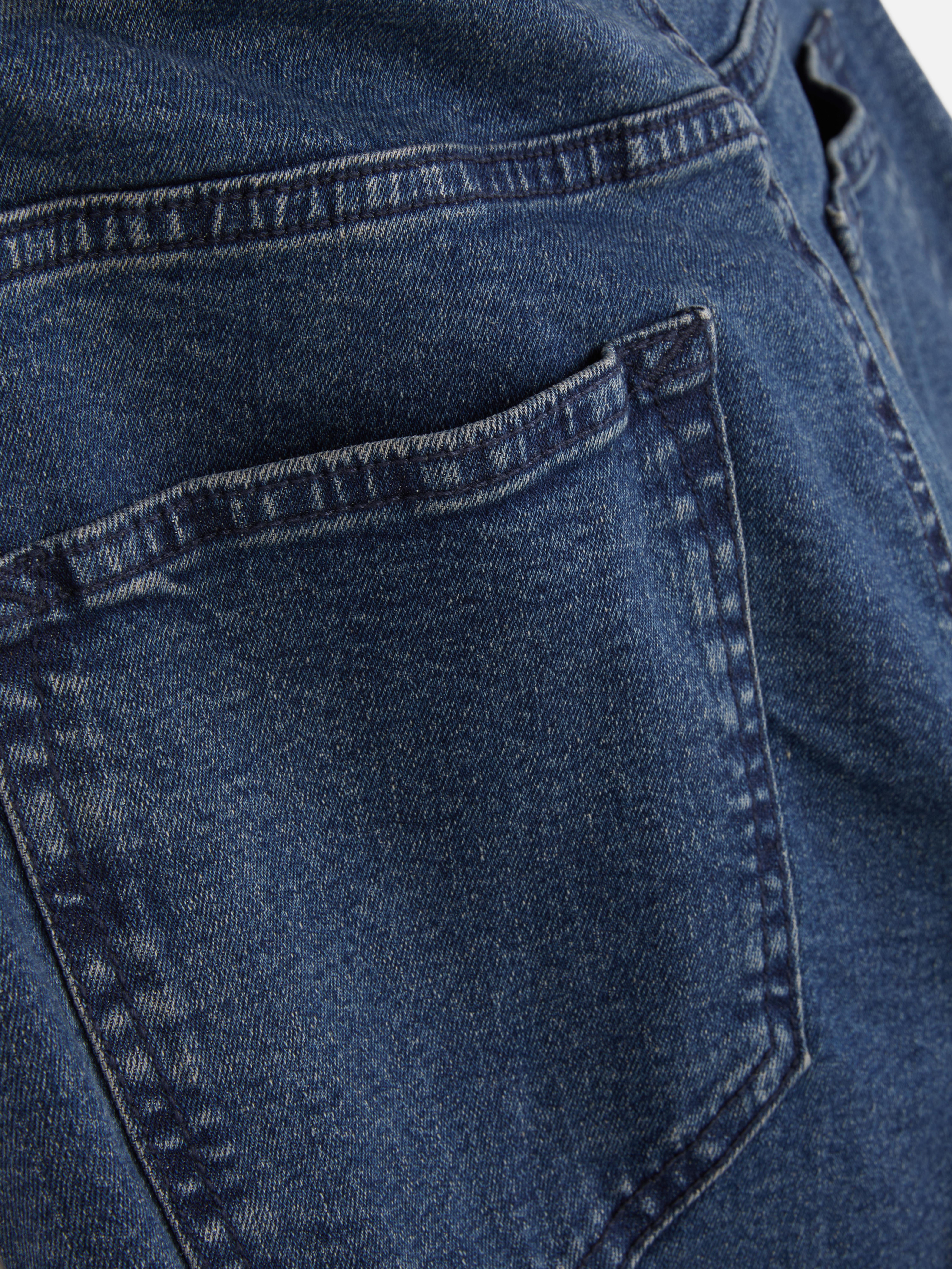 Gerade geschnittene Stretch-Jeans mit verdecktem Reißverschluss und fünf Taschen.