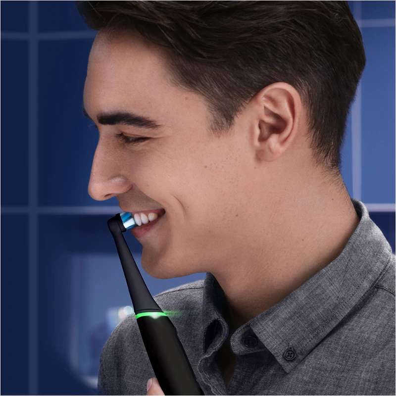 Escova de dentes elétrica Oral-B iO6 com estojo