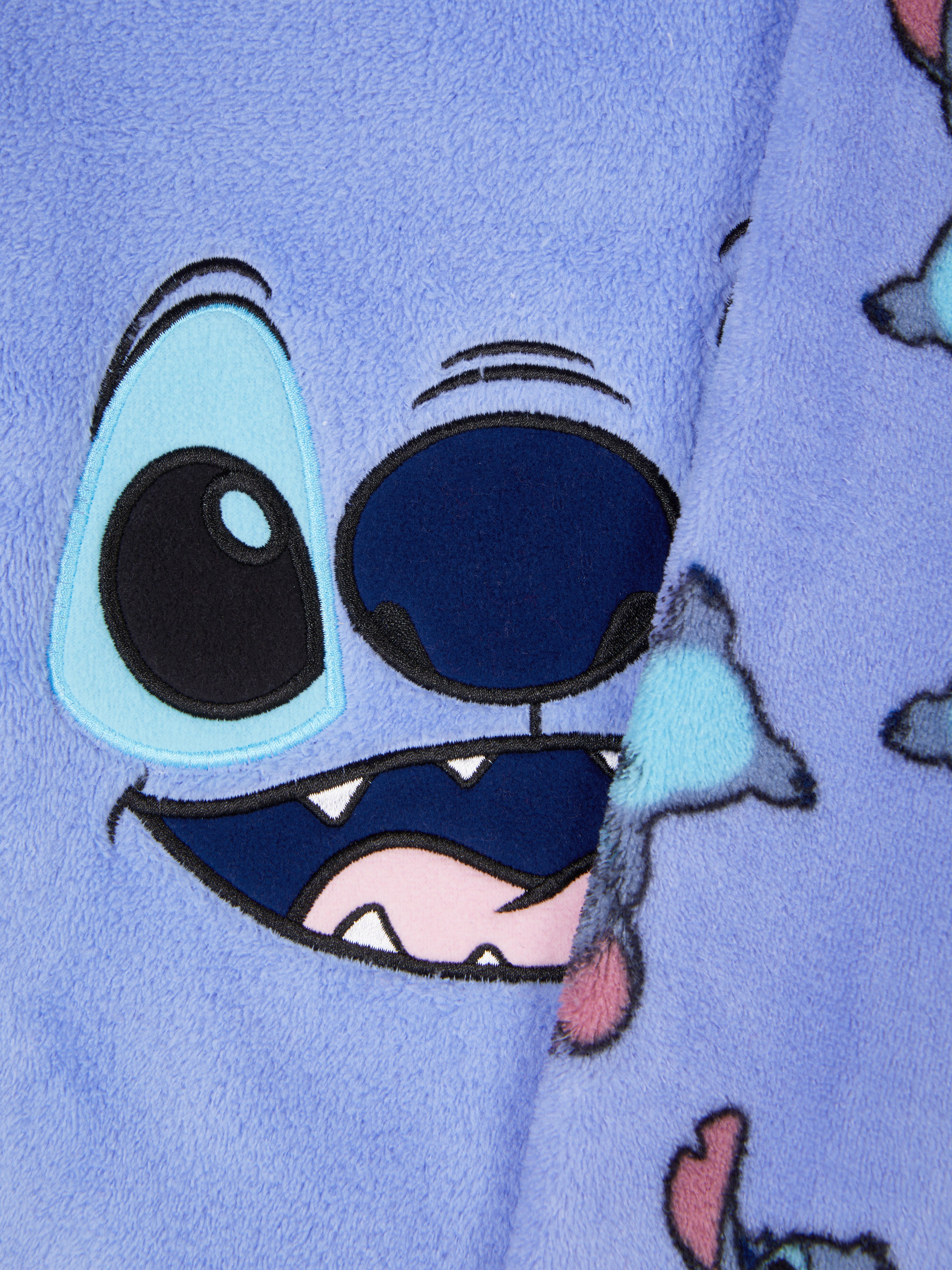 Pijamaua moale cu Stitch de la Disney. În această pijamaua Disney cu pantaloni și un top cu mâneci, micuțul tău se va simți confortabil și drăguț.