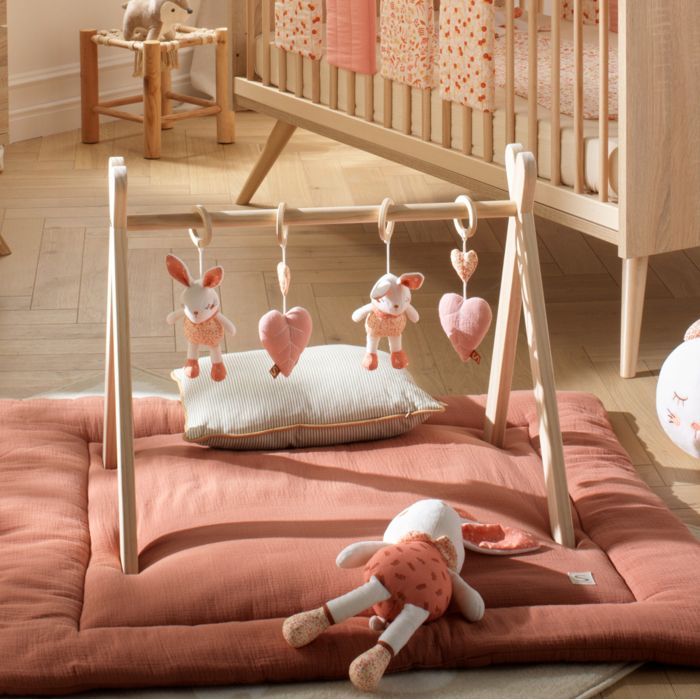 Arco de juegos de madera con 4 juguetes - ESMEE