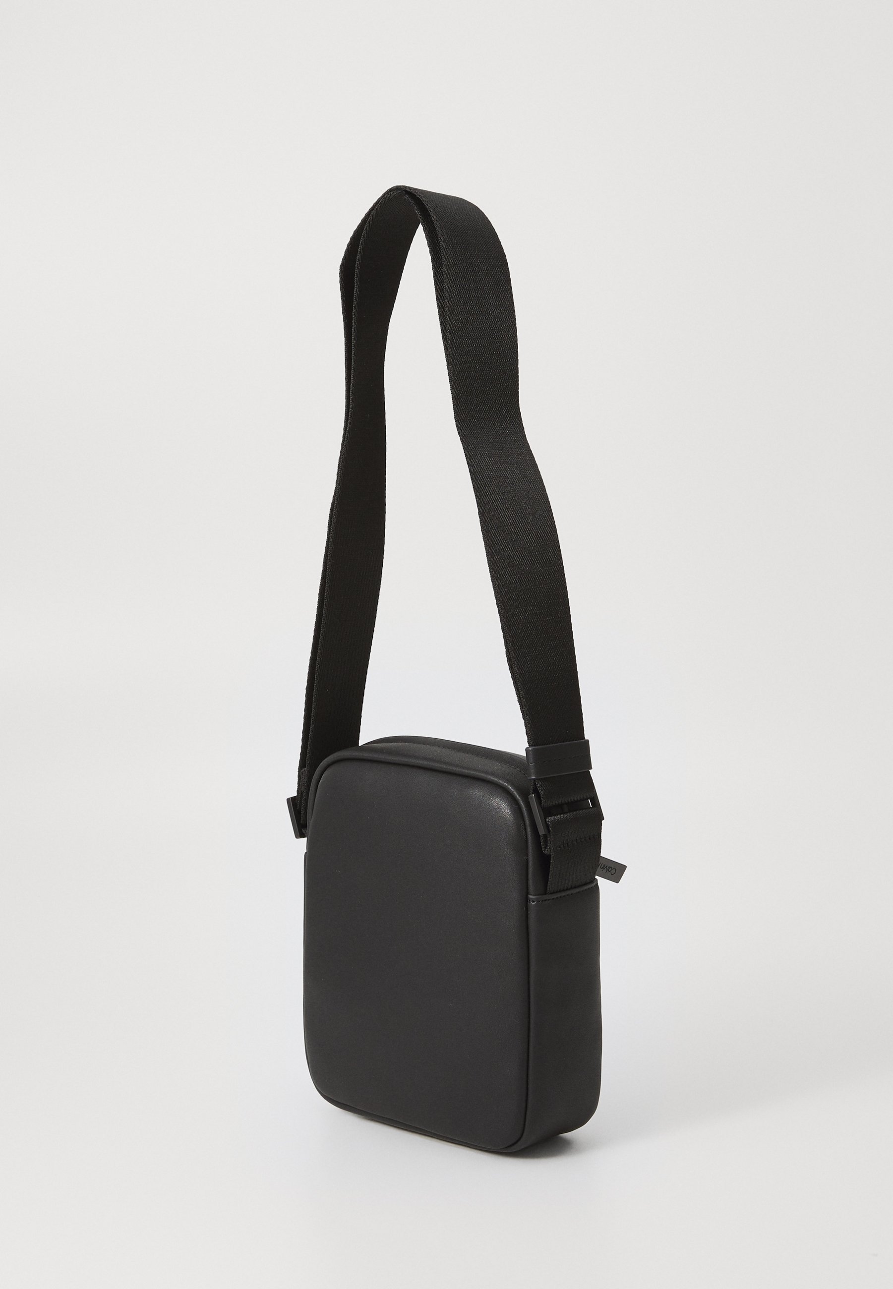 Calvin Klein MUST MONO REPORTER S - Torba čez telo - črna