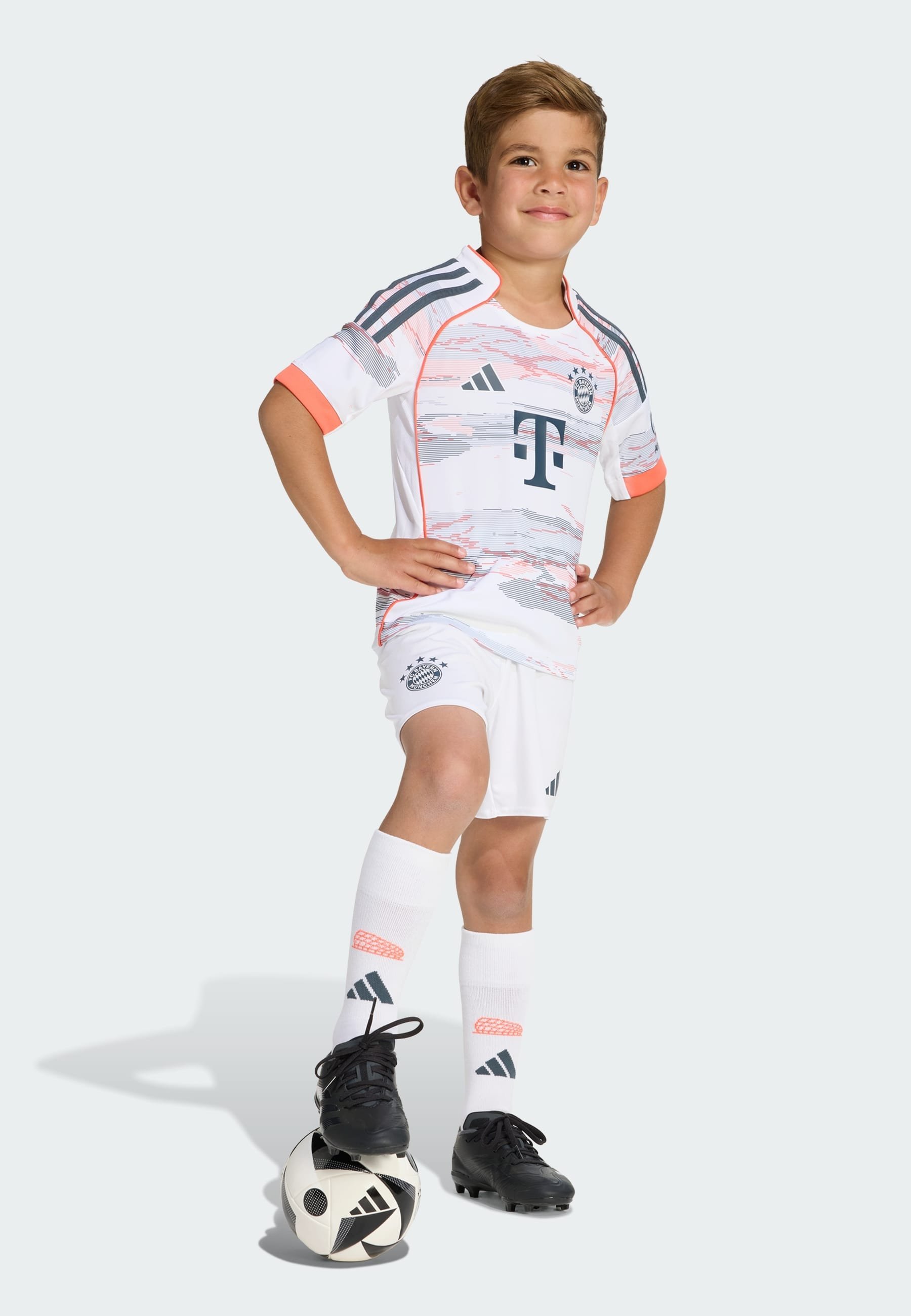 adidas Performance FC BAYERN 2025/2026 WYJAZDOWY ZESTAW DLA DZIECI - Inne akcesoria - biały