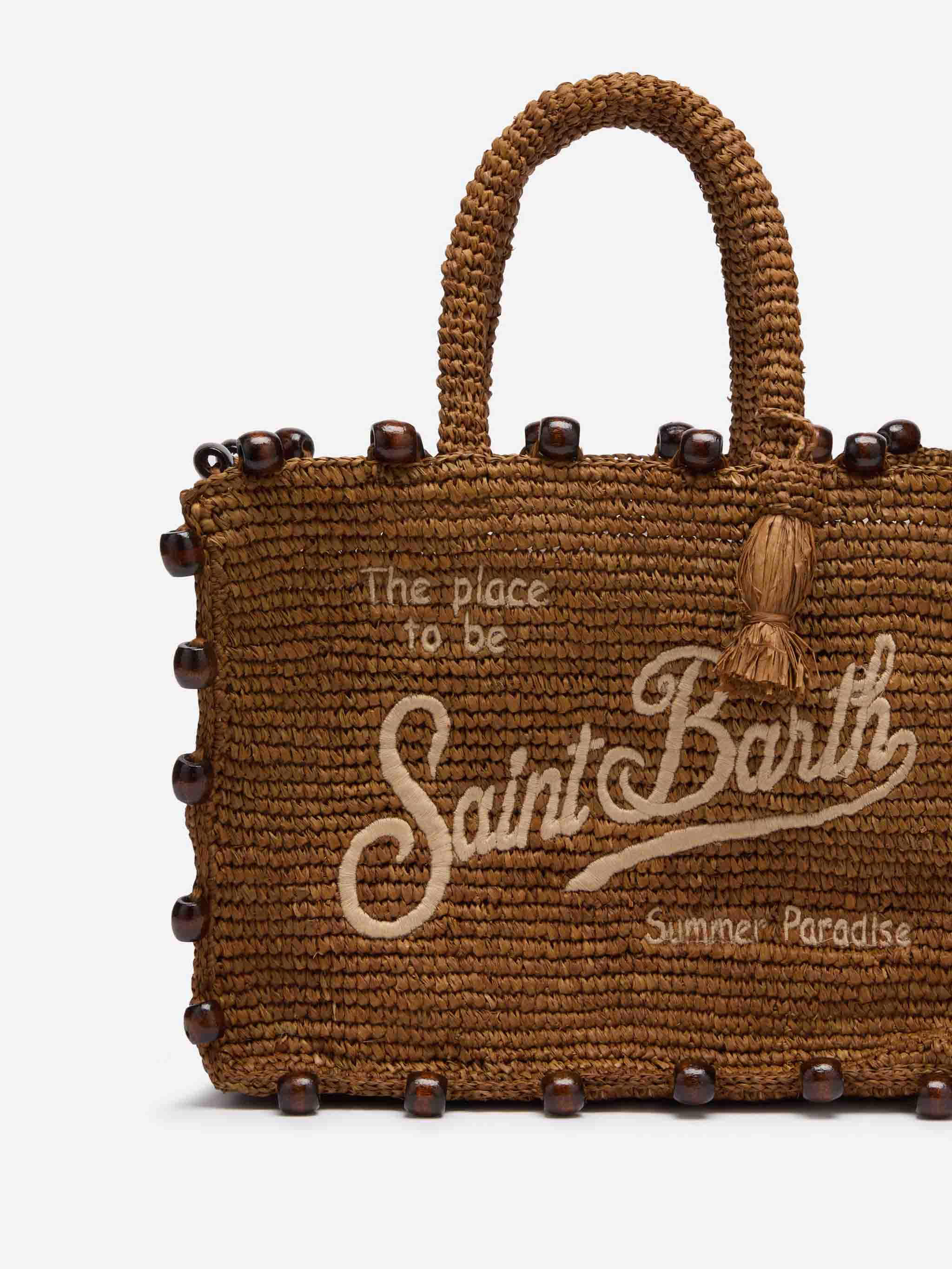 Colette tas van bruin raffia met kralen en geborduurd logo.