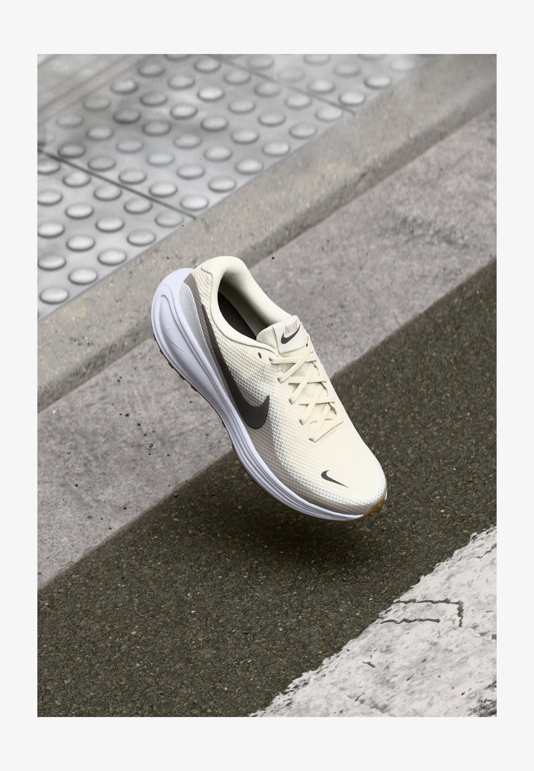 Nike Performance REVOLUTION 8 - Chaussures de running sur route - Phantom/Gris cendré moyen/Gris universitaire/Marron moyen