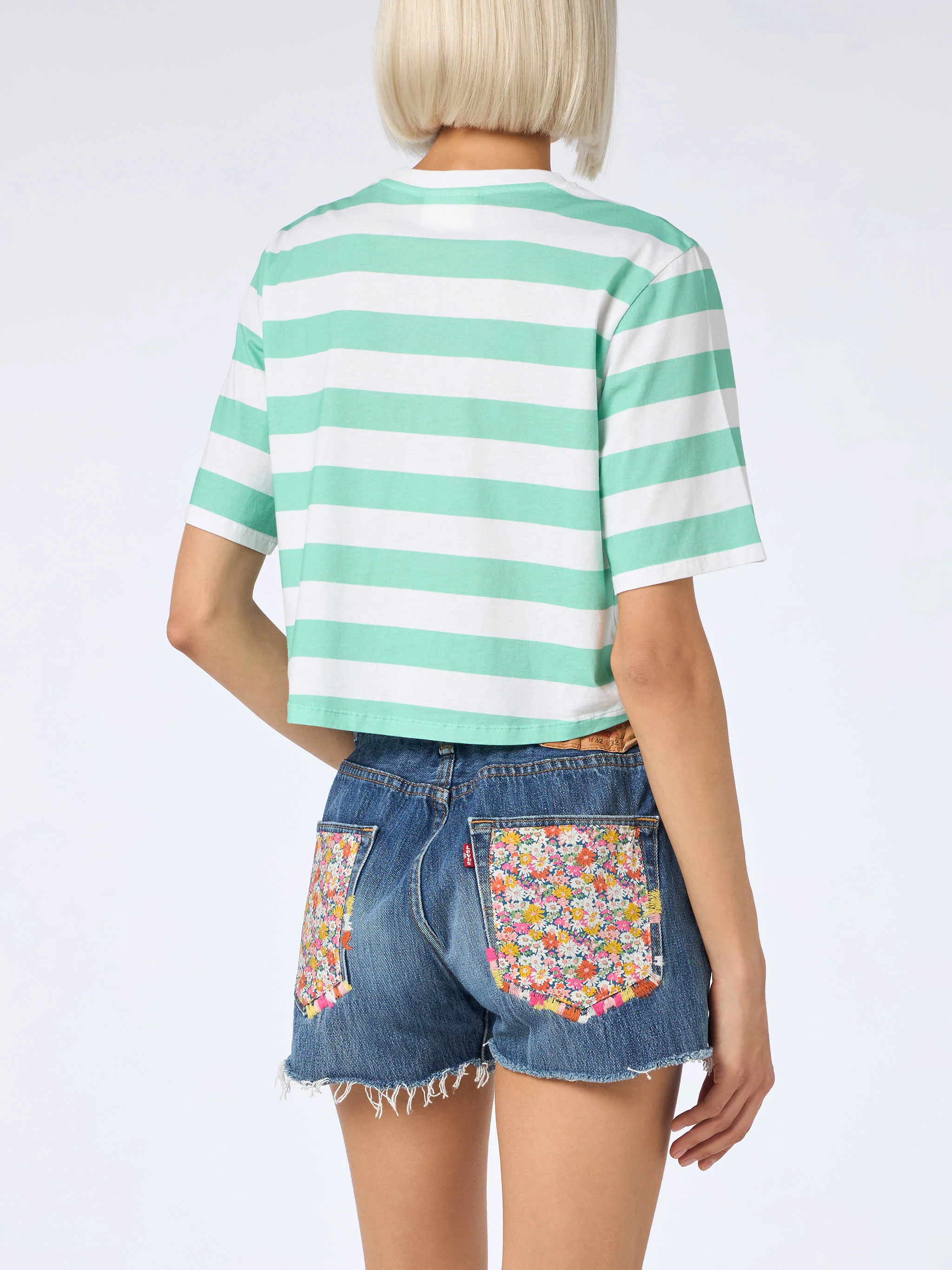 Dames cropped T-shirt met witte en aquamarijnkleurige strepen