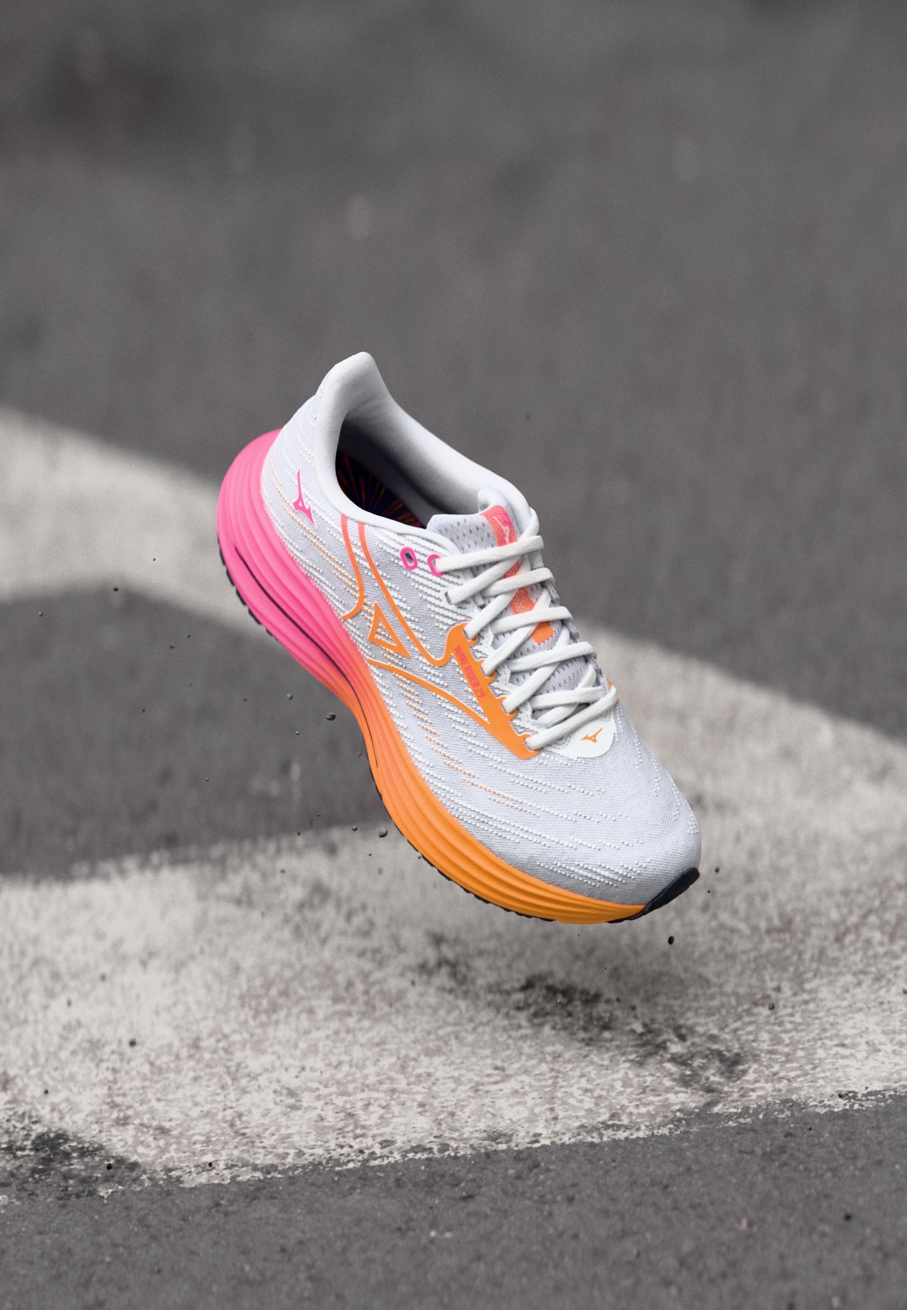 Mizuno WAVE RIDER 29 HANABI UNISEX - Hardloopschoenen voor op de weg - wit/tintig oranje/roze tetra