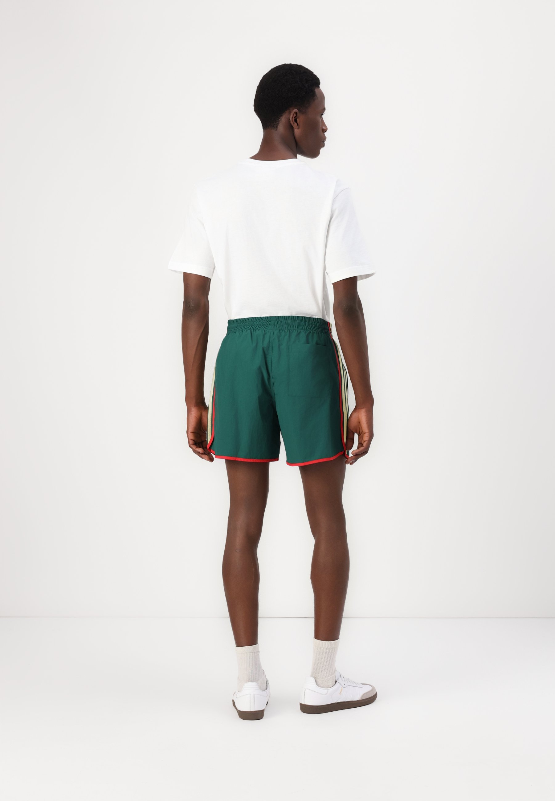 adidas Originals SPRINTER - Shorts - collegegroen/poedergeel