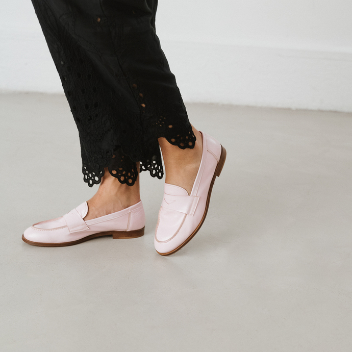 Mocassins à bouts ronds  en vernis plissé rose pâle