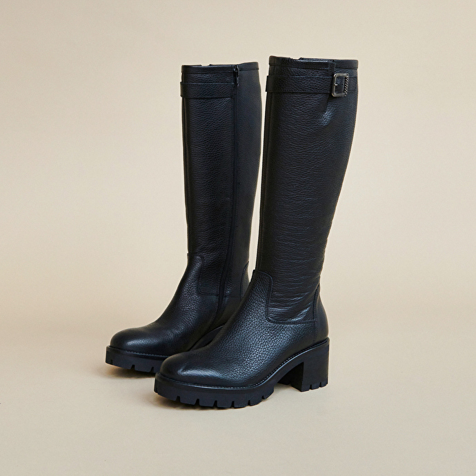 Bottes à semelles crantées et boucles  en cuir grainé noir
