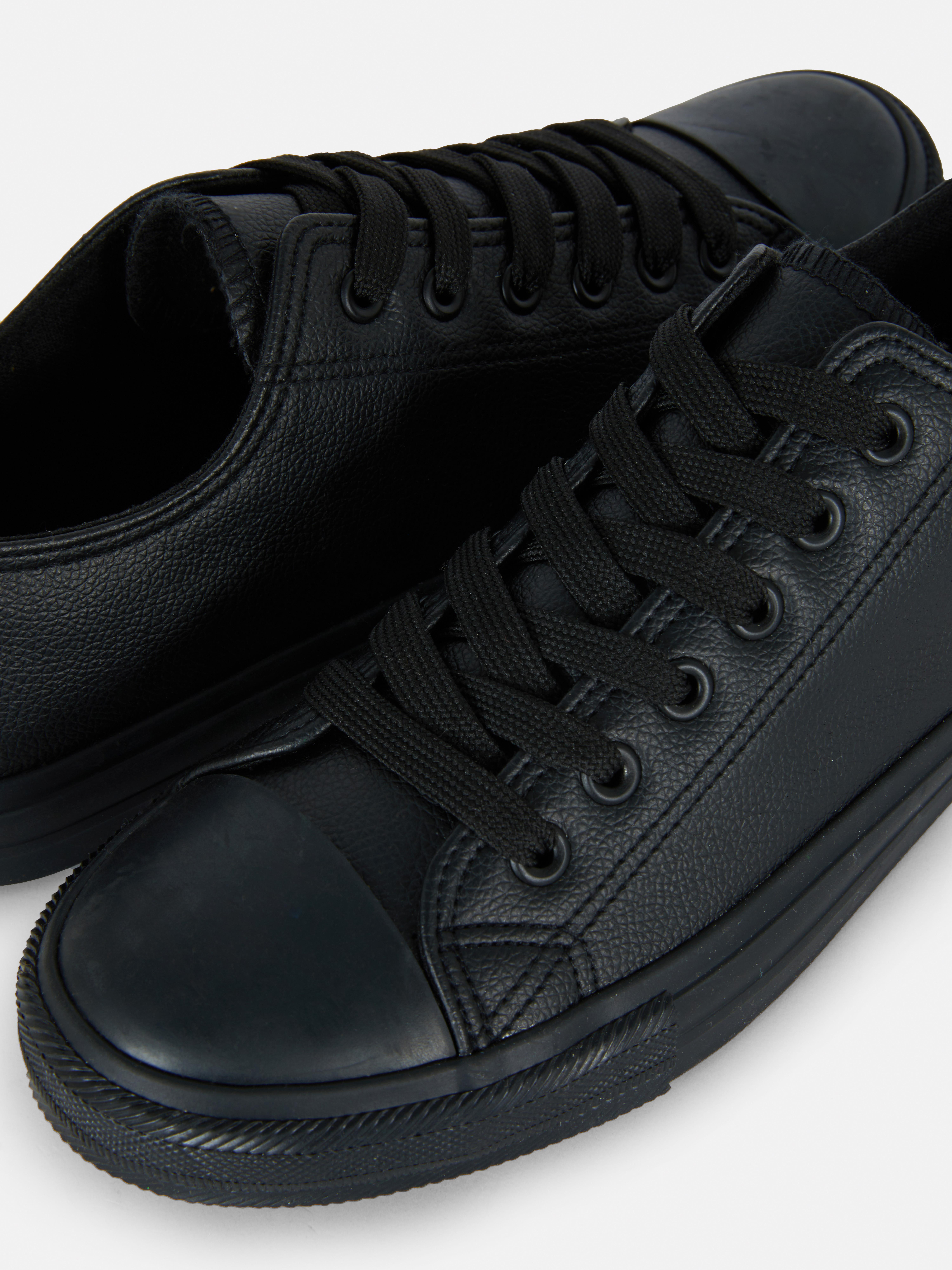 Sneakers basse in similpelle. Scegli uno stile skate completo con queste sneakers in similpelle.