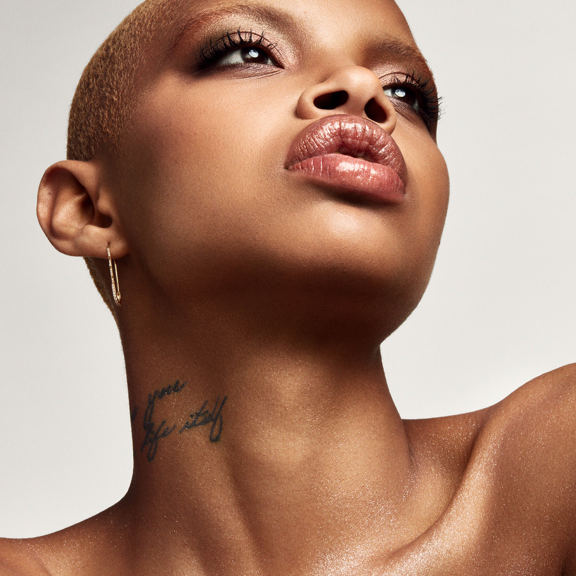 Voal cu diamant Diamond Bomb pe toată suprafața Câte carate? - Fenty Beauty