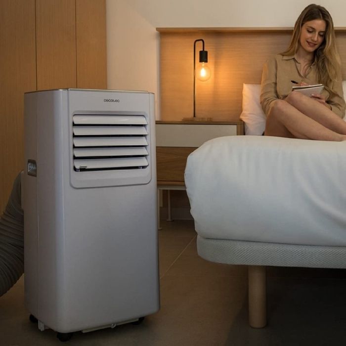 Aire acondicionado portátil Cecotec ForceClima 7100 con control remoto, silencioso, 7000 BTU, pantalla LED, 4 modos, 2 velocidades.