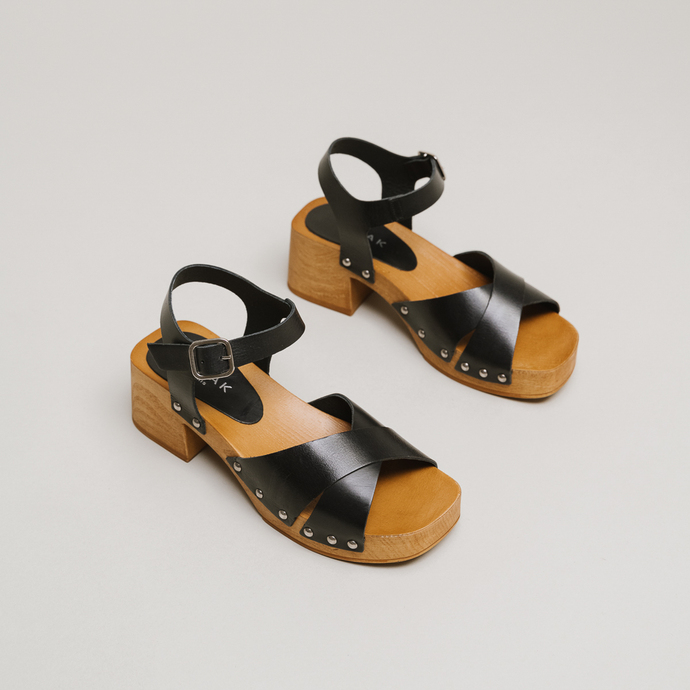 Sandales à clous et brides croisées  en cuir noir