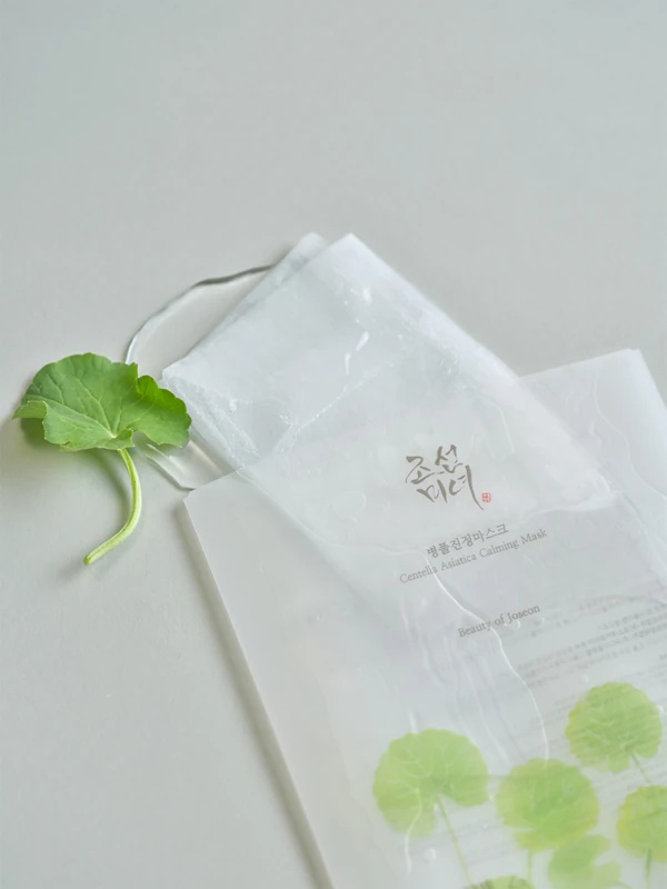 „Beauty of Joseon Centella Asiatica Calming Mask“ drėkinamoji lakštinė kaukė jautriai odai nuraminti ir sustiprinti.