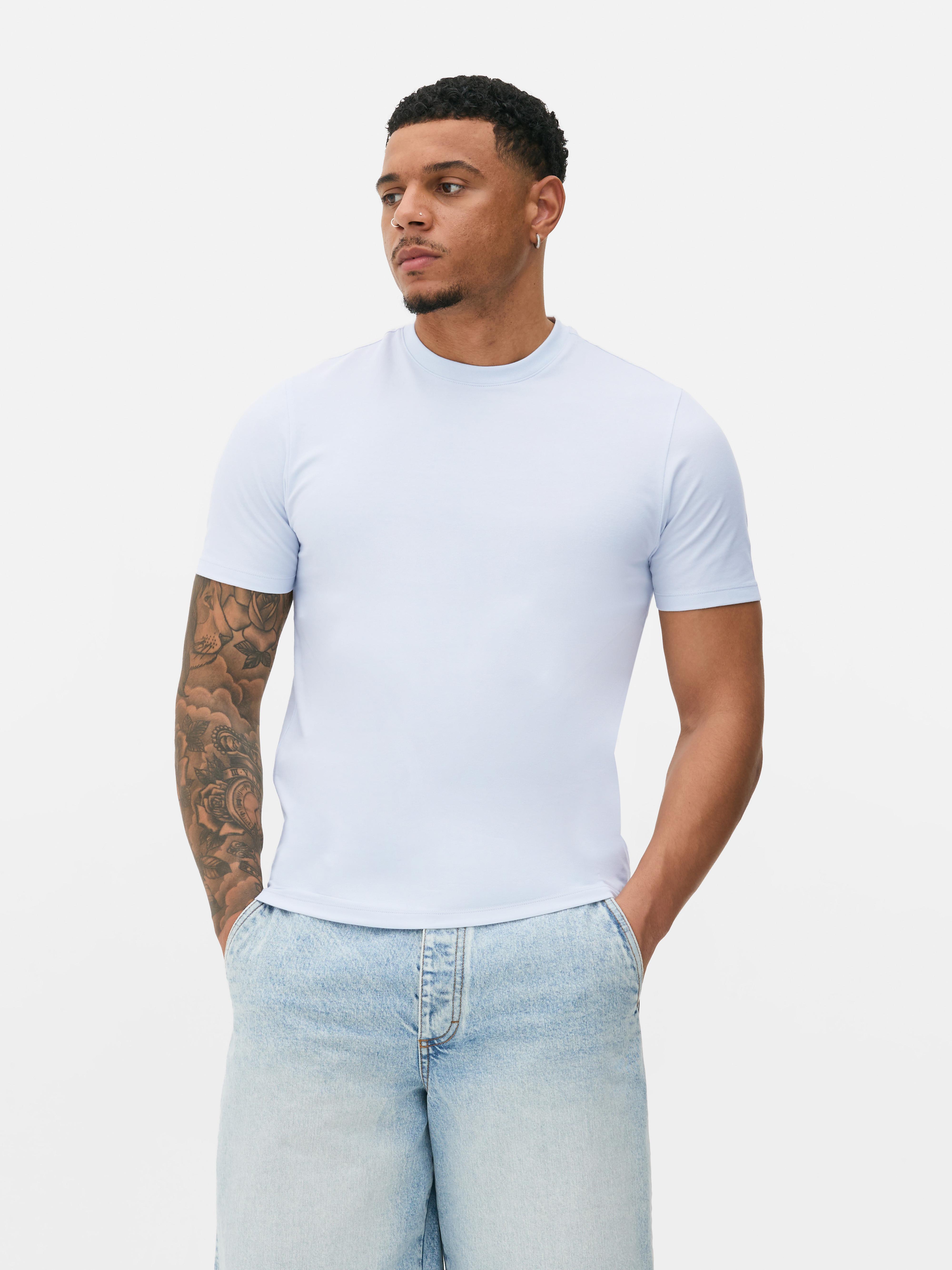 Schmal geschnittenes T-Shirt, hauptsächlich aus Baumwolle. Dieses T-Shirt hat eine figurbetonte Passform, einen Rundhalsausschnitt und kurze Ärmel.