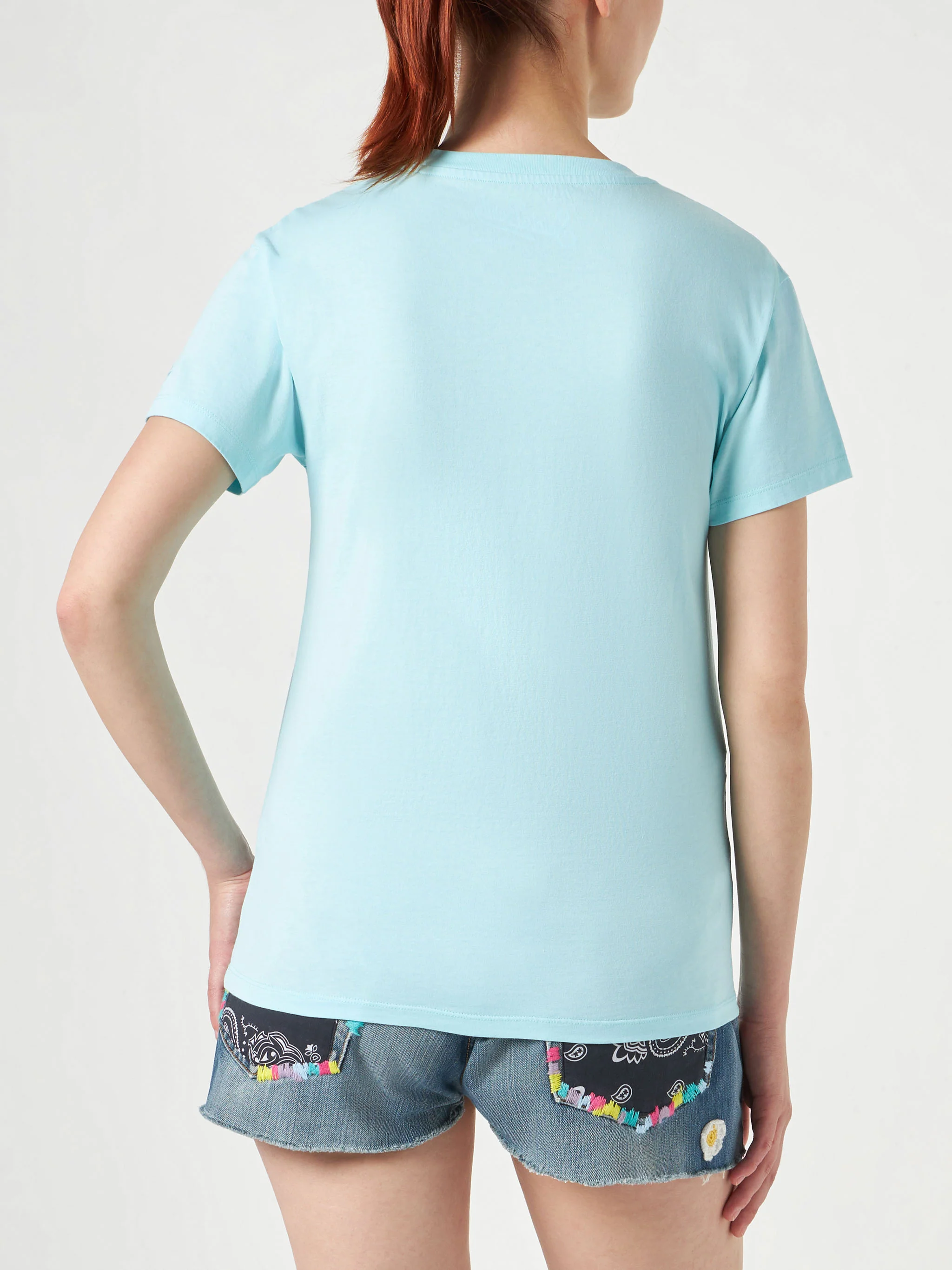 Dames katoenen T-shirt met geborduurde tekst 'yoga addict'.