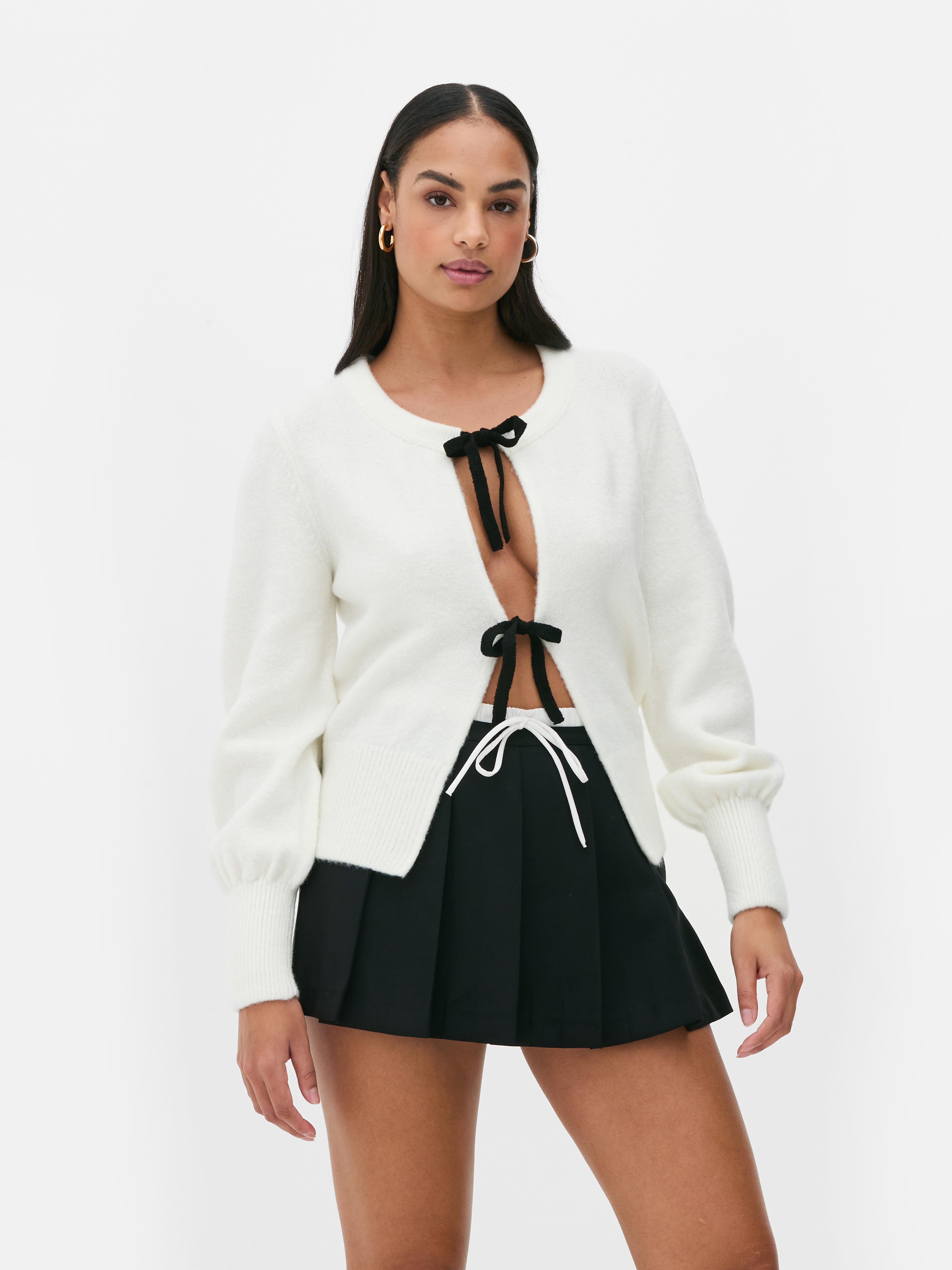 Cardigan med knyting foran En strikket cardigan med ribbede mansjetter og knyting