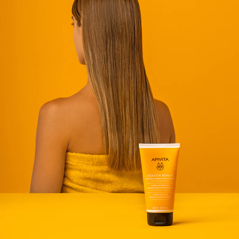 Apivita Keratin Repair Nourish Repair Conditioner is een regenererende conditioner met keratine voor droog en beschadigd haar.