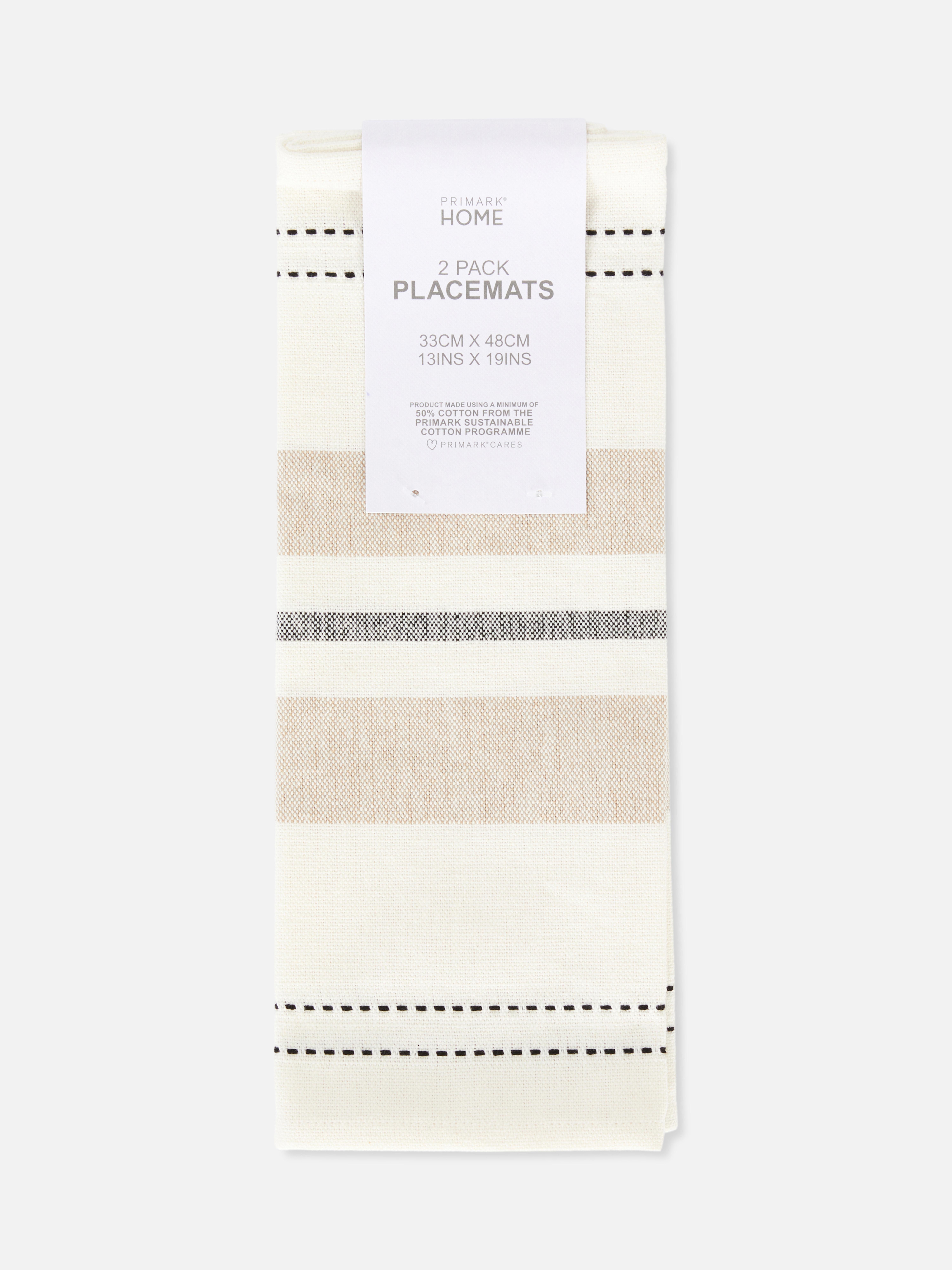 Gestreifte Stoff-Platzsets, 2er-Set. Diese eleganten, gestreiften Platzsets in neutralen Tönen mit schwarzen Ziernähten verleihen Ihrer Tischdekoration eine besondere Note.