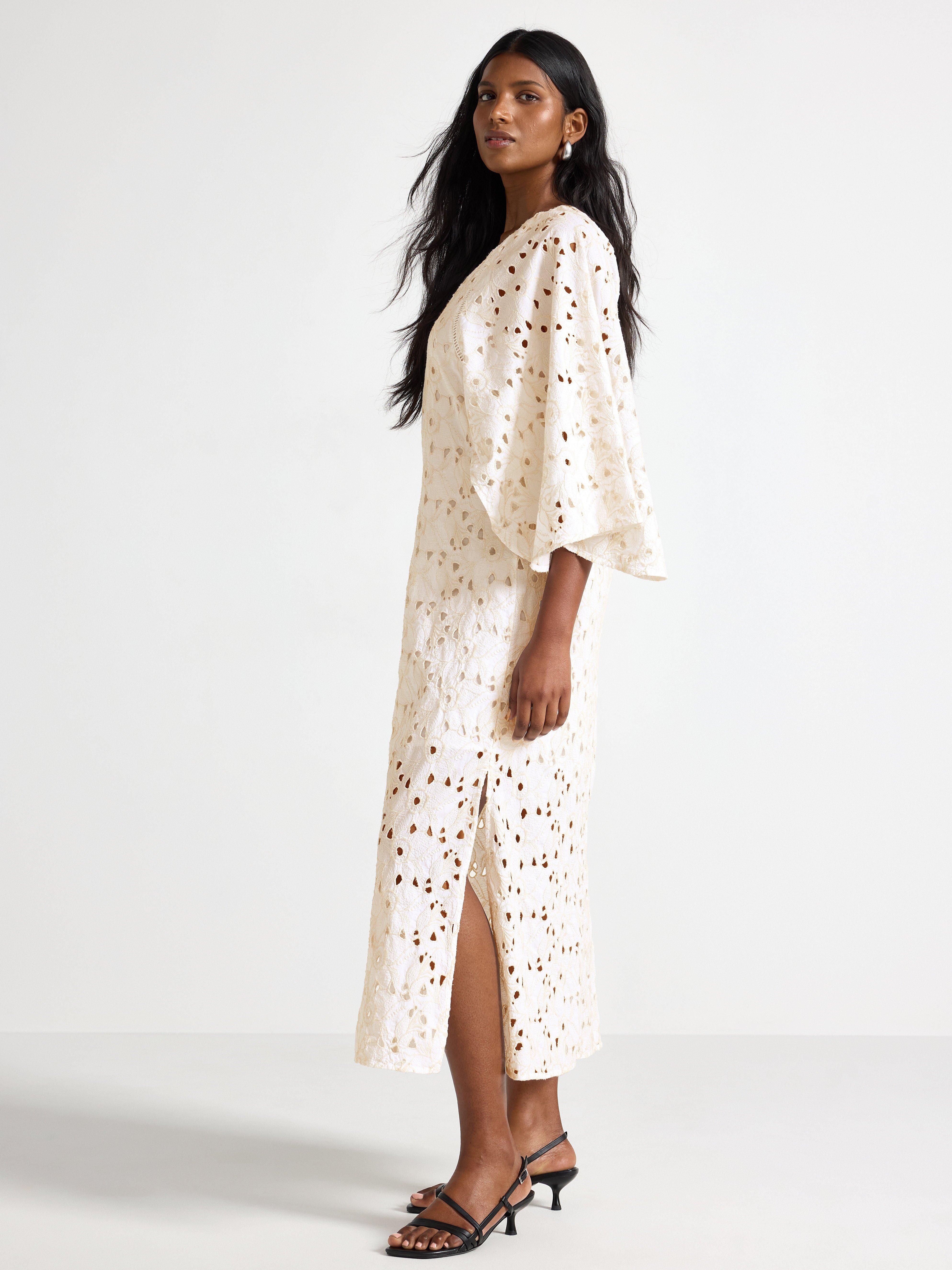 Vestido longo com bordado inglês branco claro