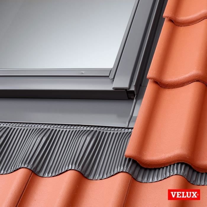 Ventana de tejado VELUX GGL CK02 2054 (55 x 78 cm) de madera, con acristalamiento 54F y tapajuntas VELUX EDJ 0000.