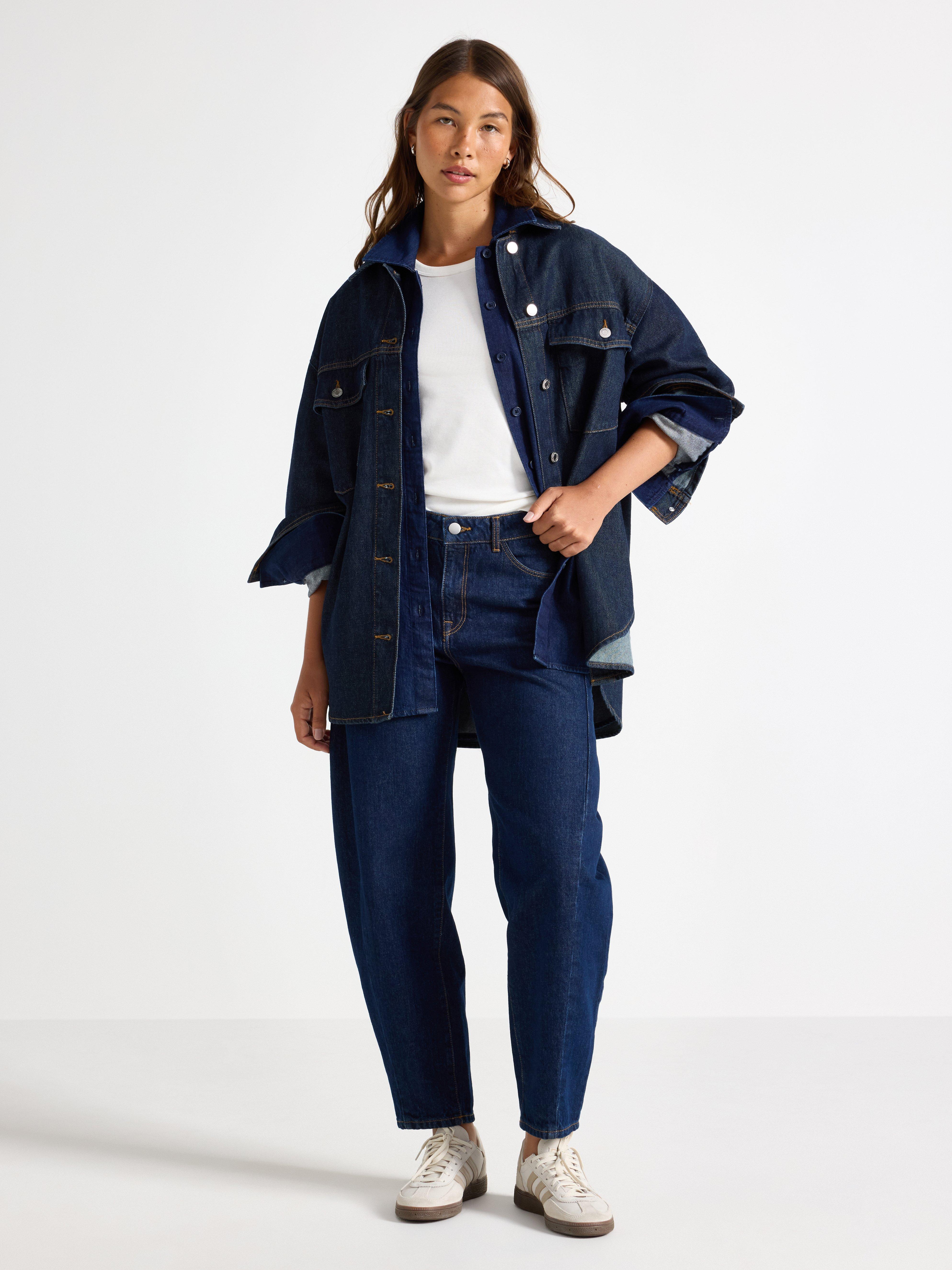 Jaqueta jeans em jeans escuro