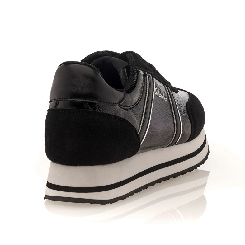 Zapatillas deportivas para mujer en color negro.