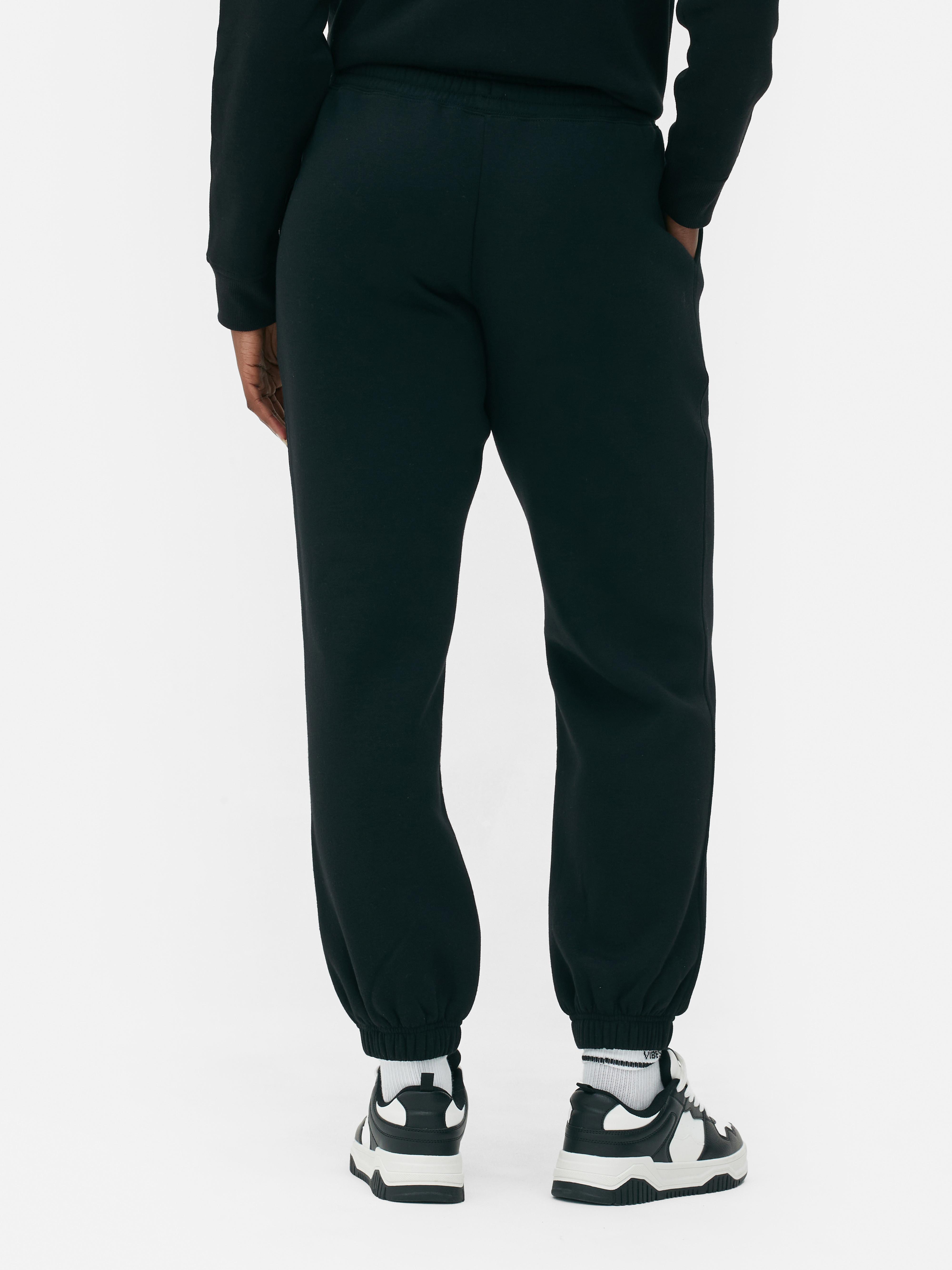 Παντελόνι jogger με κορδόνι και μανσέτες. Παντελόνι jogger κανονικής εφαρμογής με κορδόνι στη μέση και μανσέτες μέχρι τον αστράγαλο.