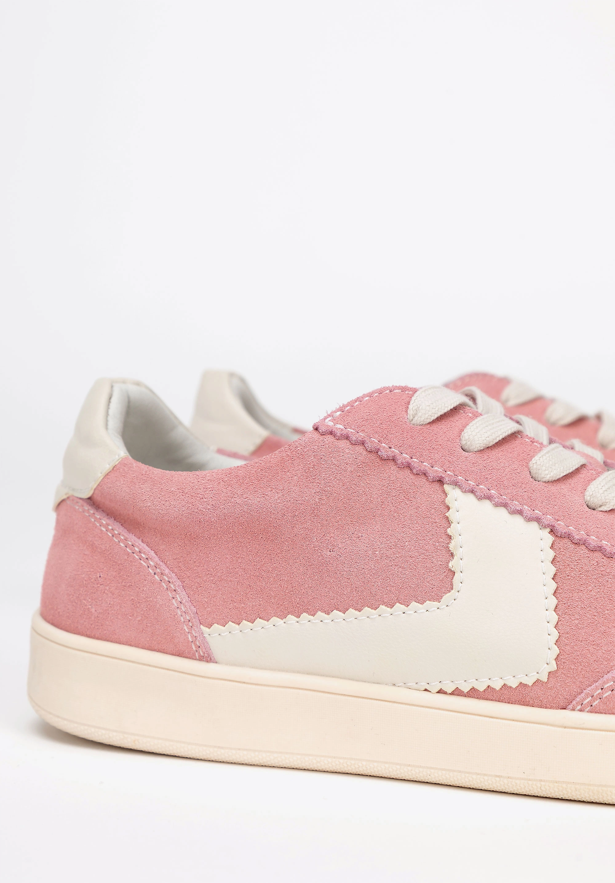 Zamszowe sneakersy z kontrastowymi wstawkami z ekoskóry różowo - białe