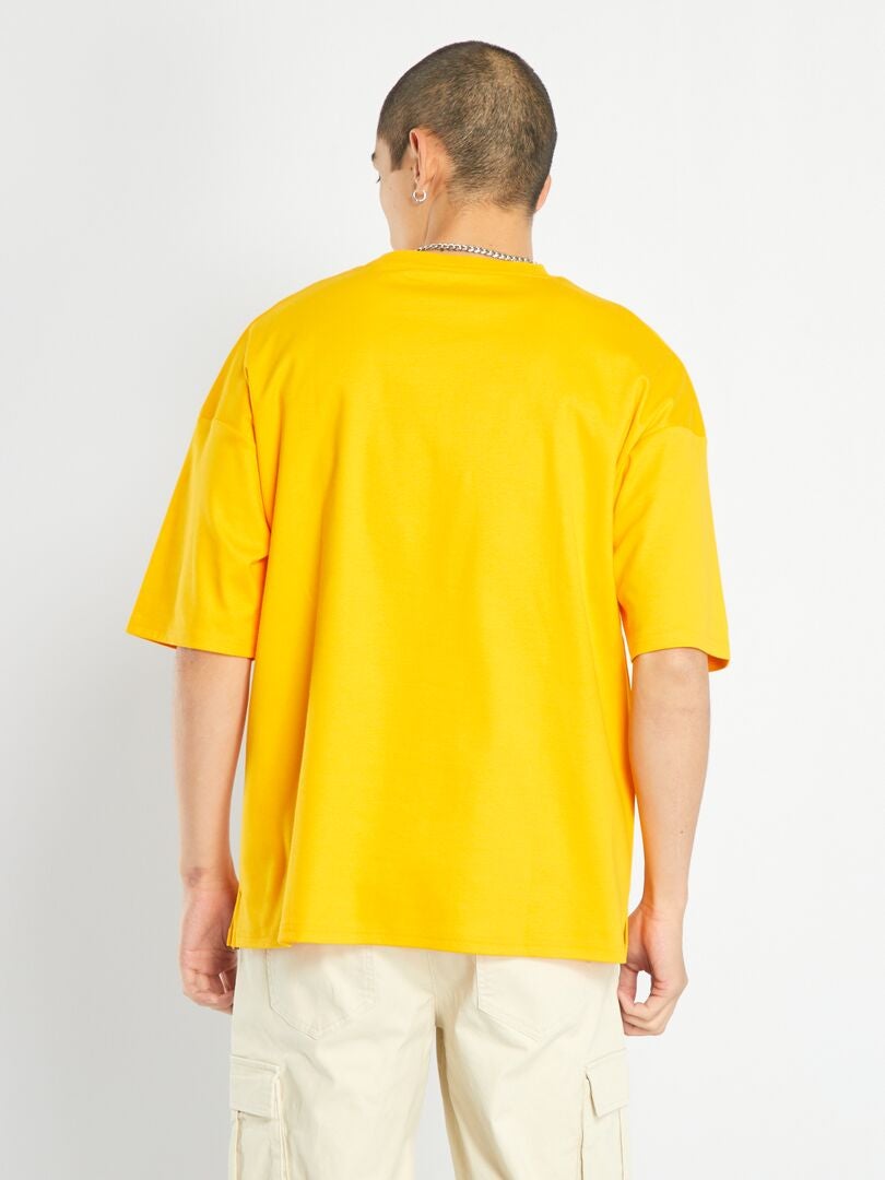 Camiseta com bolso no peito - AMARELA