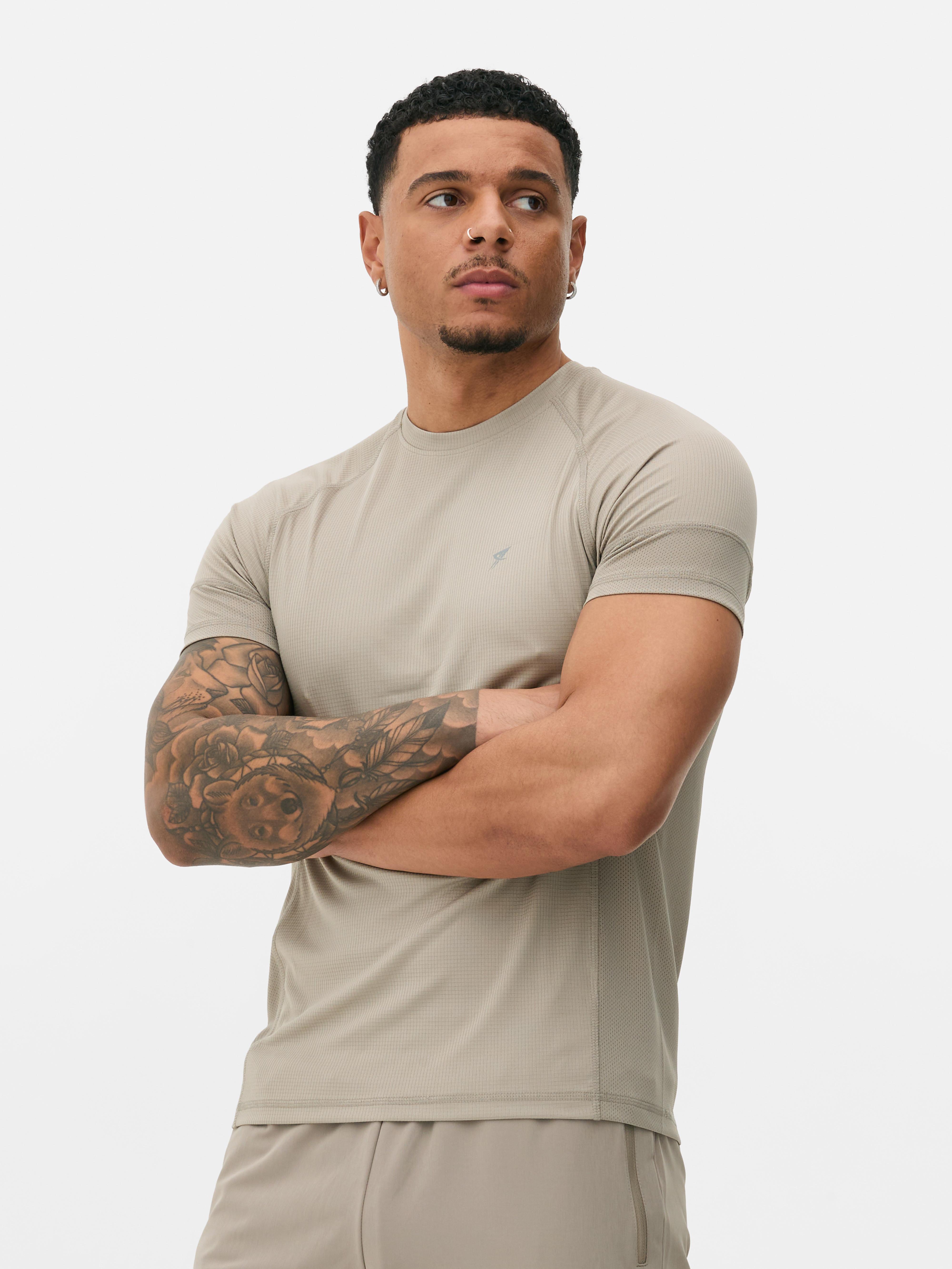 T-shirt de sport à manches courtes. Complétez votre collection de vêtements de sport avec ce t-shirt à col rond, manches courtes et logo réfléchissant.