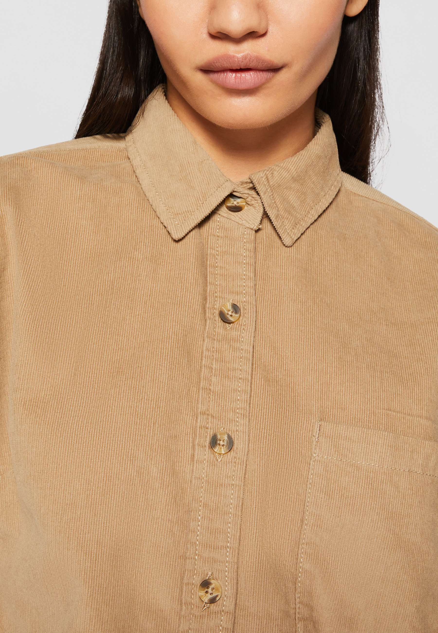 Blusa clássica com botões - cor areia