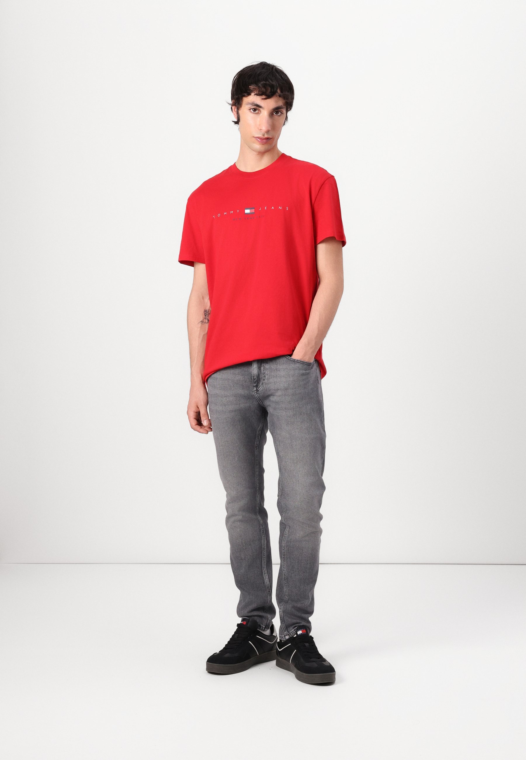 T-shirt Tommy Jeans FLAG LINEAR - Stampa rossa zaffiro