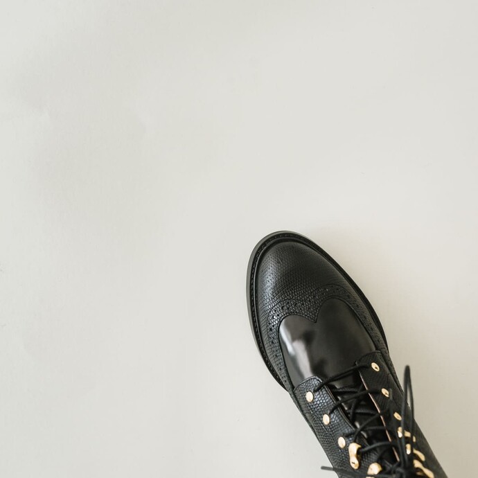 Boots à lacets et détails en métal  en cuir noir