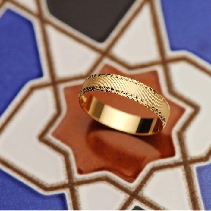 9-carat gold wedding band with a matte finish and diamond-cut edges, 4 mm wide.