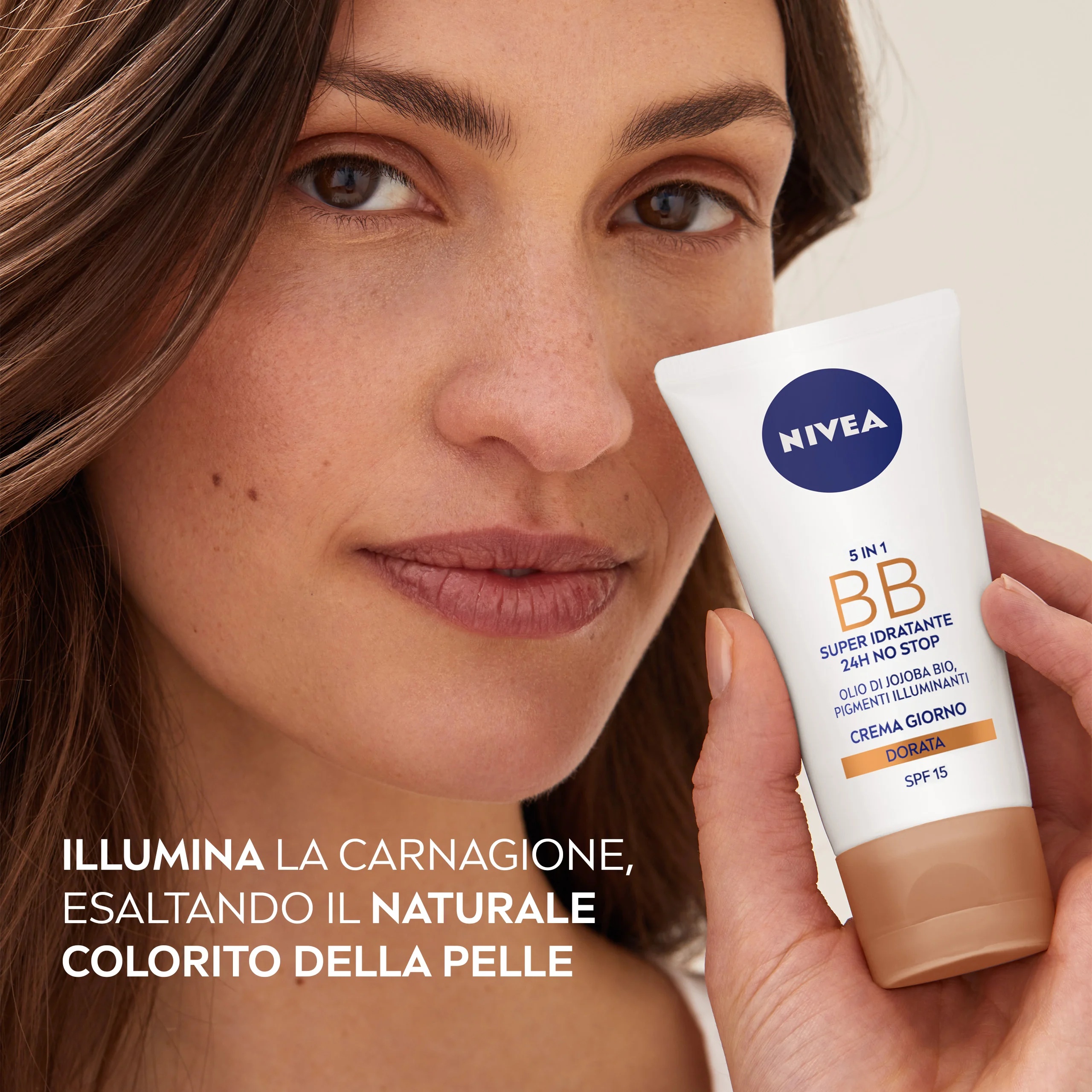 NIVEA Essentials BB Hydraterende en Egaliserende Crème SPF 15 Gouden Verhelderende en Beschermende Crème
