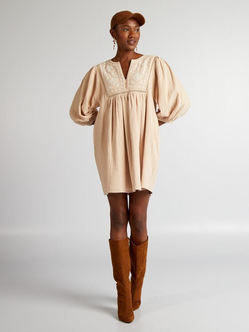 Vestido com bordado - BEGE