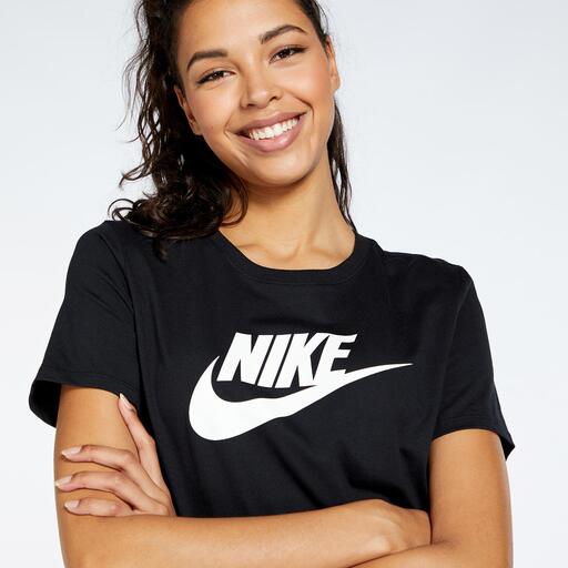  Nike Sportswear Essentials